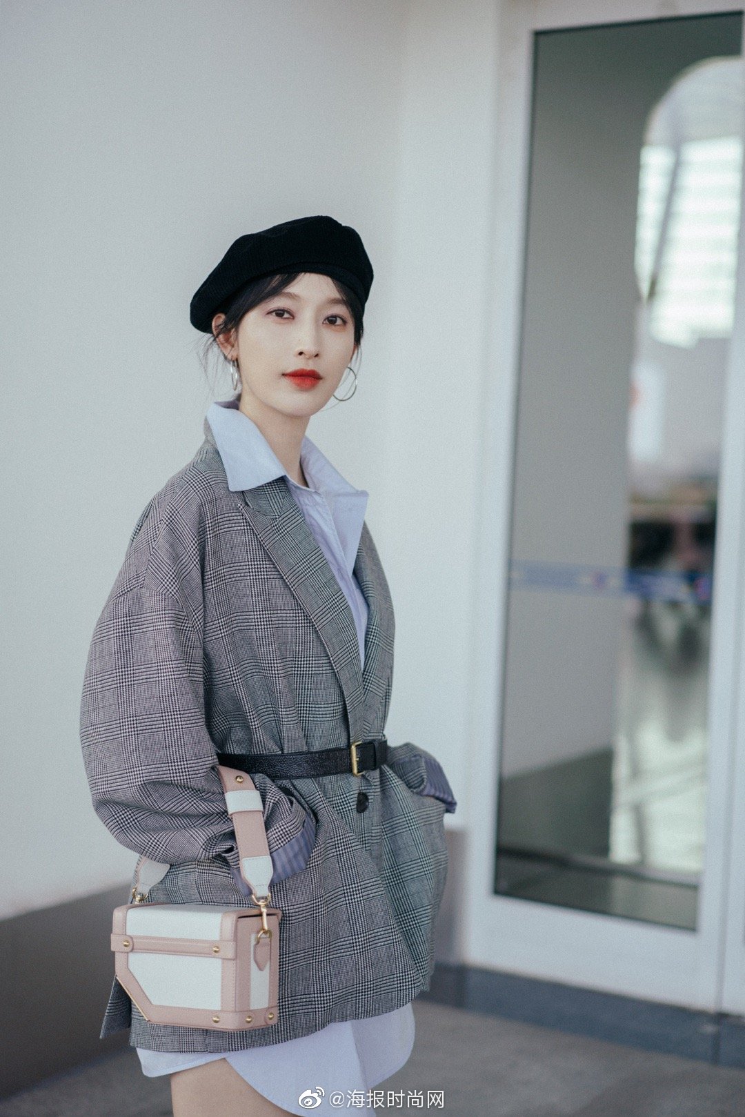 简单贝雷帽搭配廓形西装,手提zesh cubelet小号手提包点亮整套look