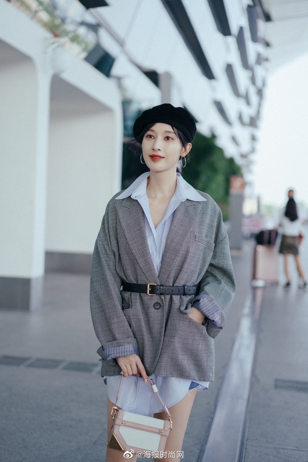 简单贝雷帽搭配廓形西装,手提zesh cubelet小号手提包点亮整套look