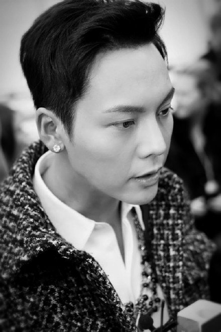 清新帅气的百变陈伟霆优雅细胞上线白衬衫牛仔裤耳钉侧颜