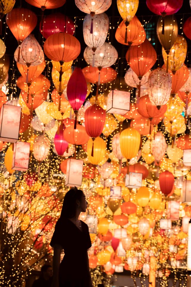 小姐姐们的提灯夜游照火了 揭秘重庆主城超美室外赏灯拍照地|灯会
