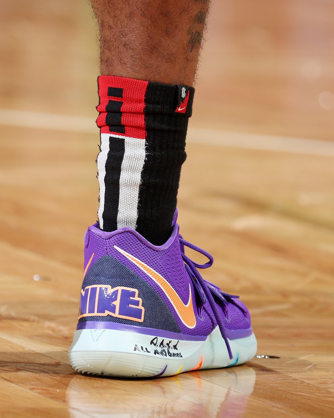 欧文对雄鹿第三场上脚的紫色 kyrie 5