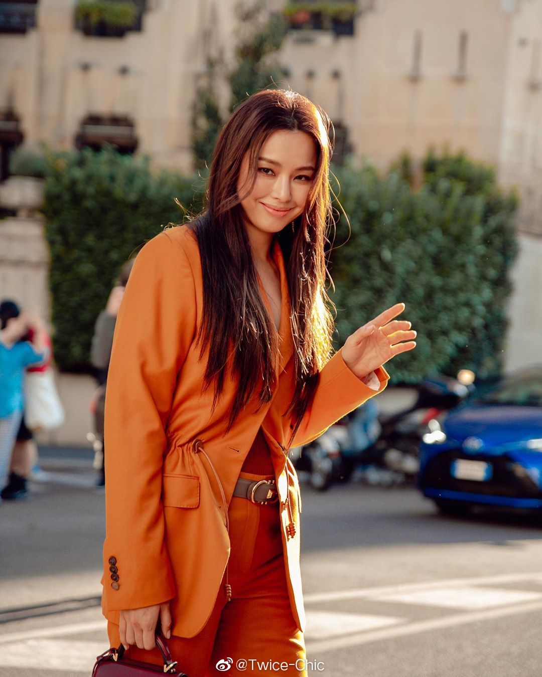 李荷妮米兰时装周菲拉格慕秀场外穿橙色套装的大气场女生