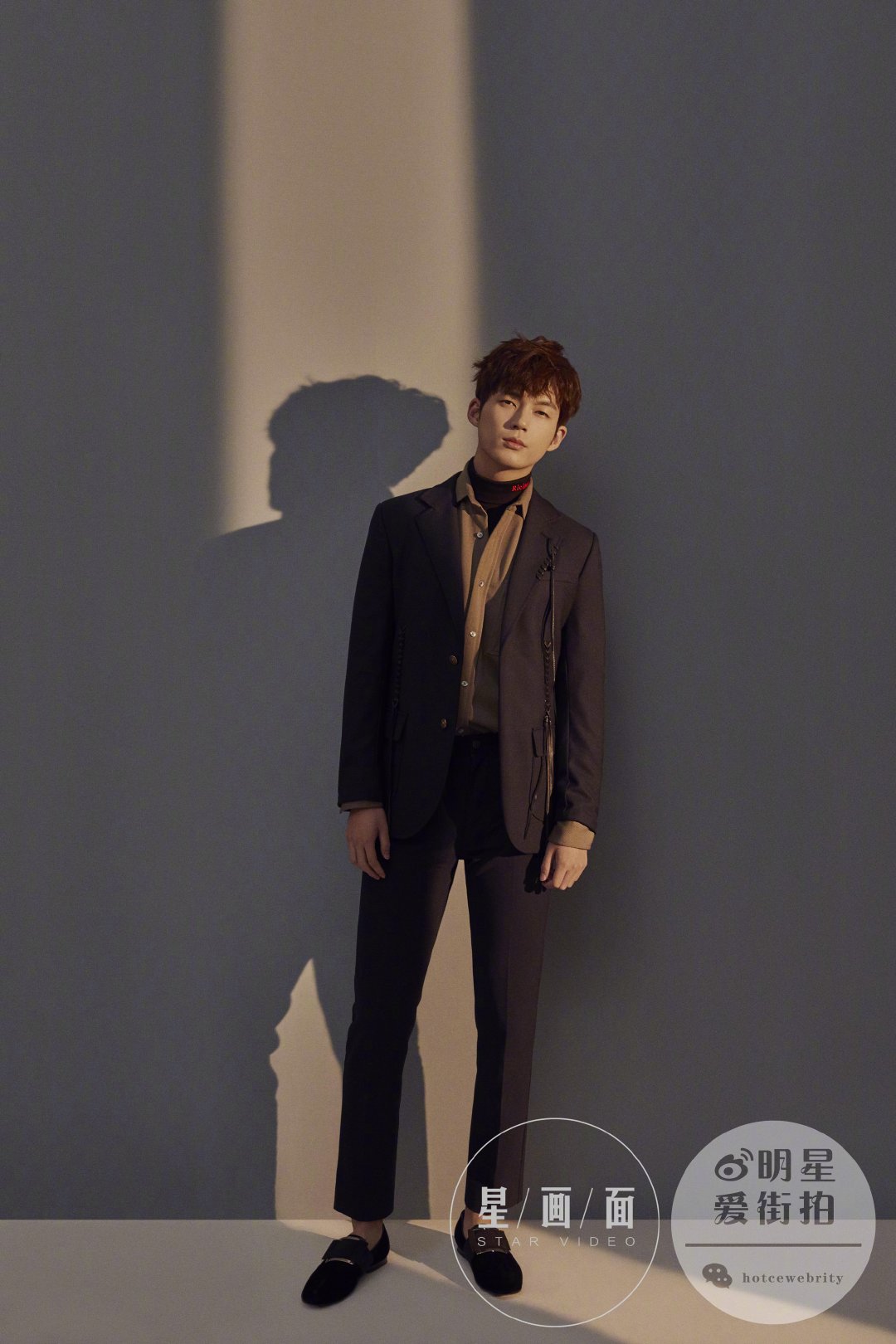 1米91的@_董大力 身着白色连身衣站在沙发上摆出酷帅的造型