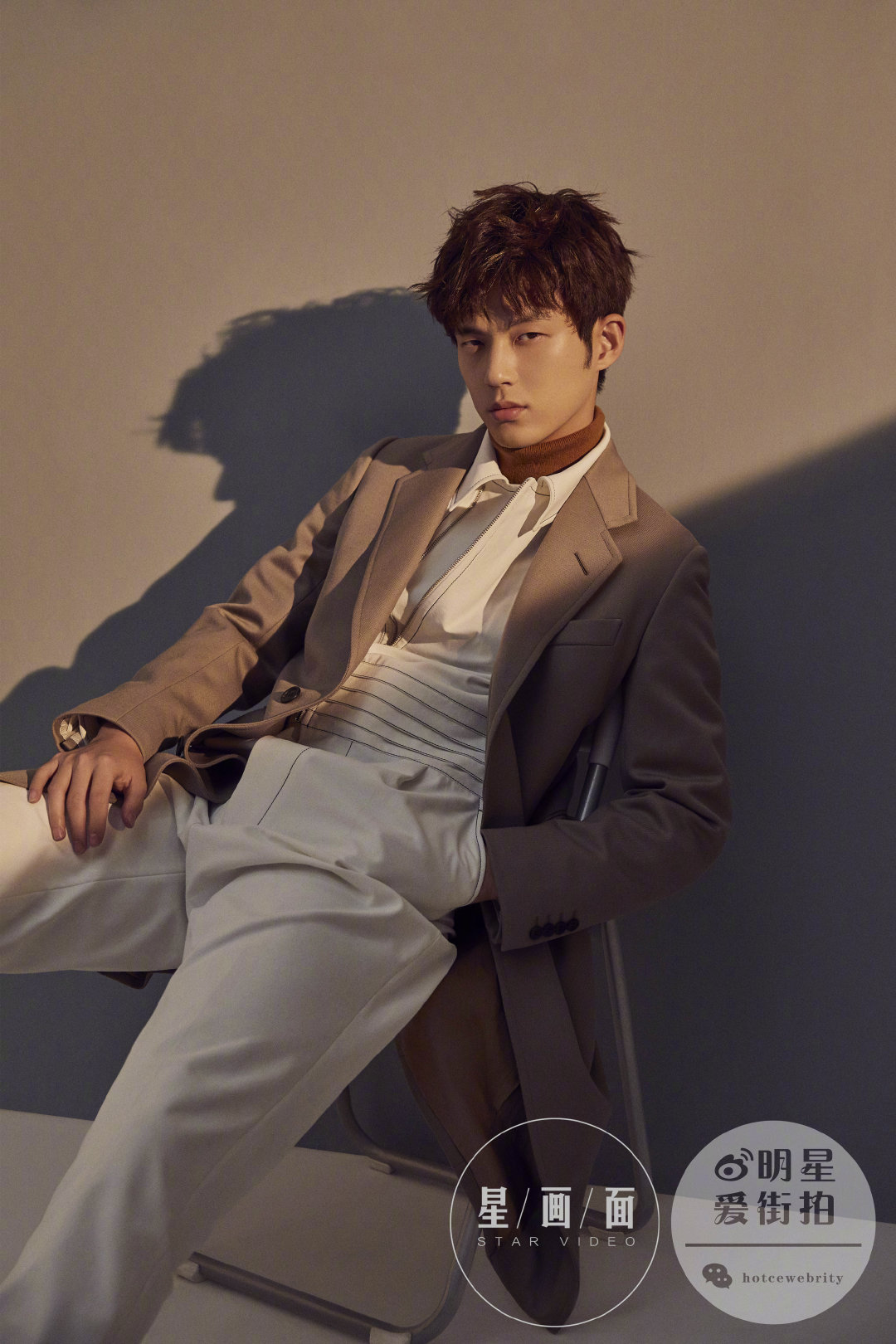 1米91的@_董大力 身着白色连身衣站在沙发上摆出酷帅的造型