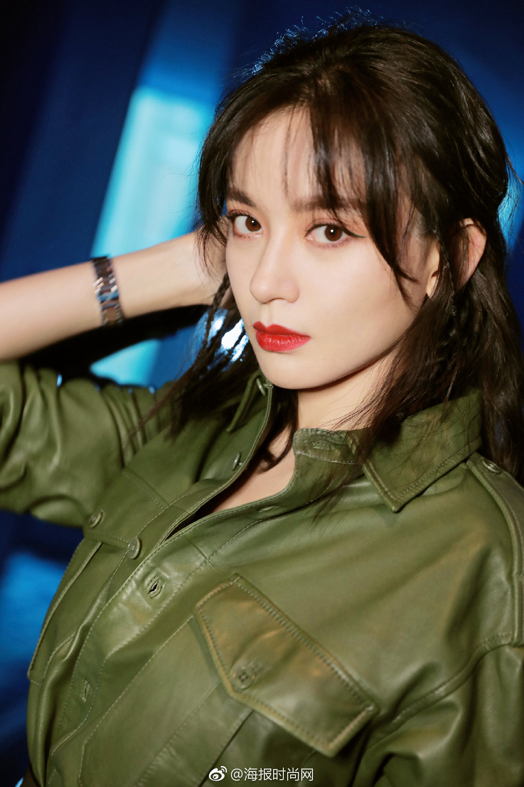 墨兰@施诗kira 亮相zadig&voltaire大秀,军绿色外套组合腰带