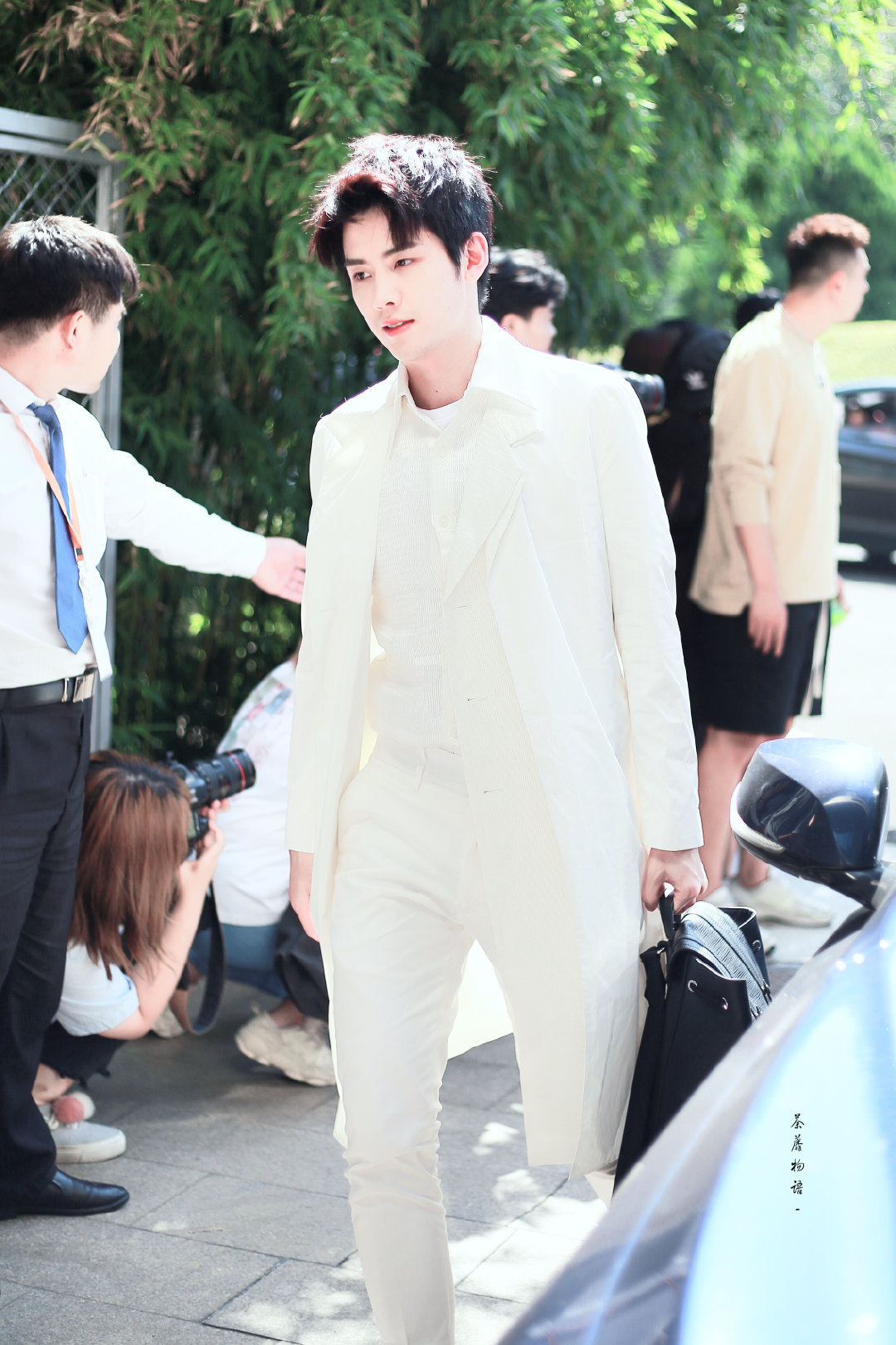 任豪直播上班一身白色套装干净清新的上班今日份行走的白马王子@r1s