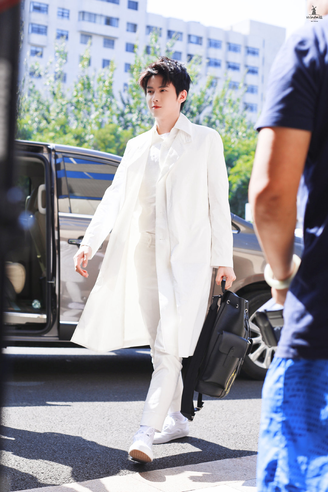 任豪直播上班一身白色套装干净清新的上班今日份行走的白马王子@r1s