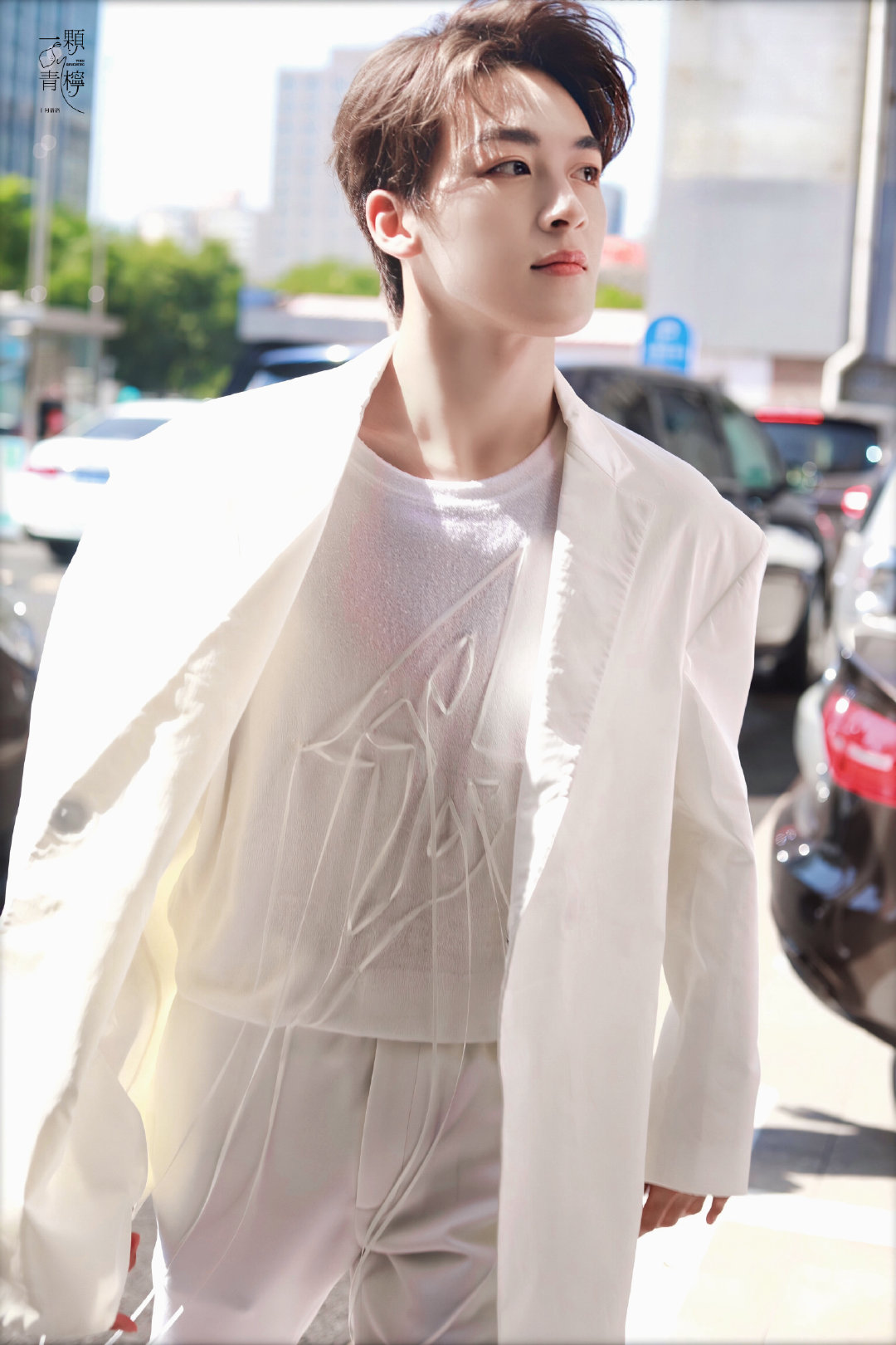 何洛洛直播上班白马王子洛洛来袭一身白色西服套装的洛洛也太好看了