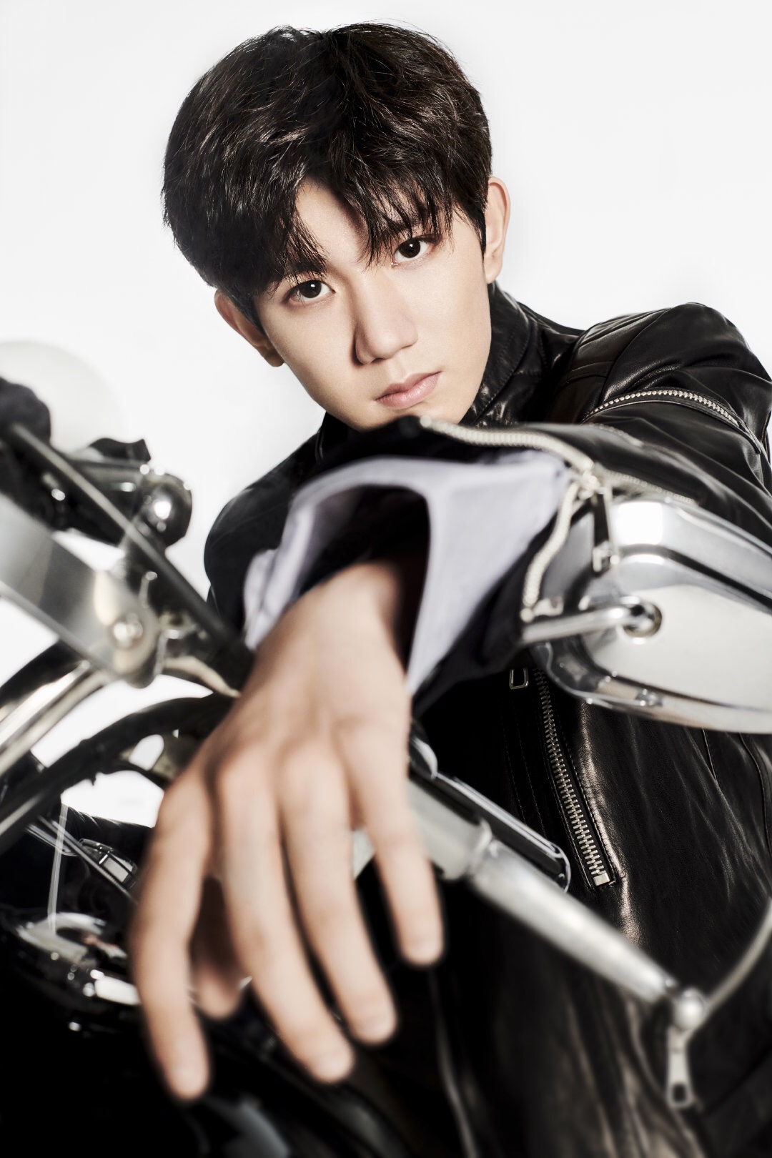 超酷的机车皮衣源,帅你一脸的同时还有点甜@tfboys-王源