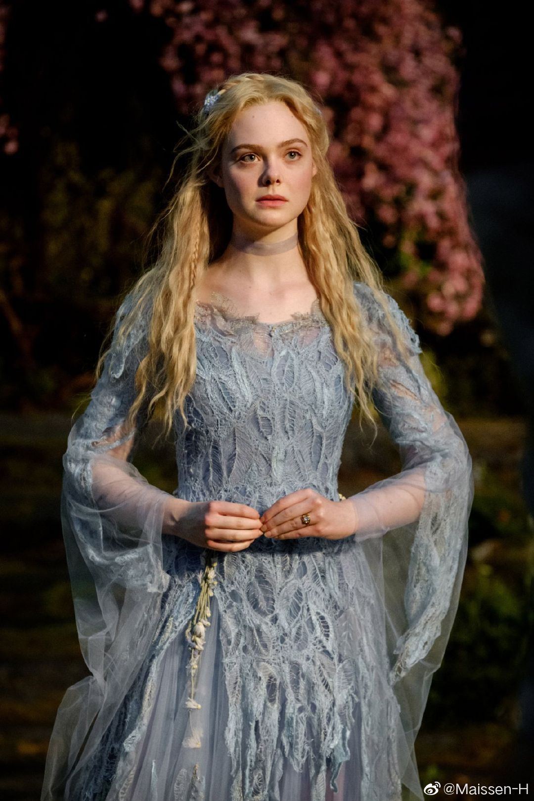 Elle Fanning 艾丽·范宁出席《沉睡魔咒2》红毯造型