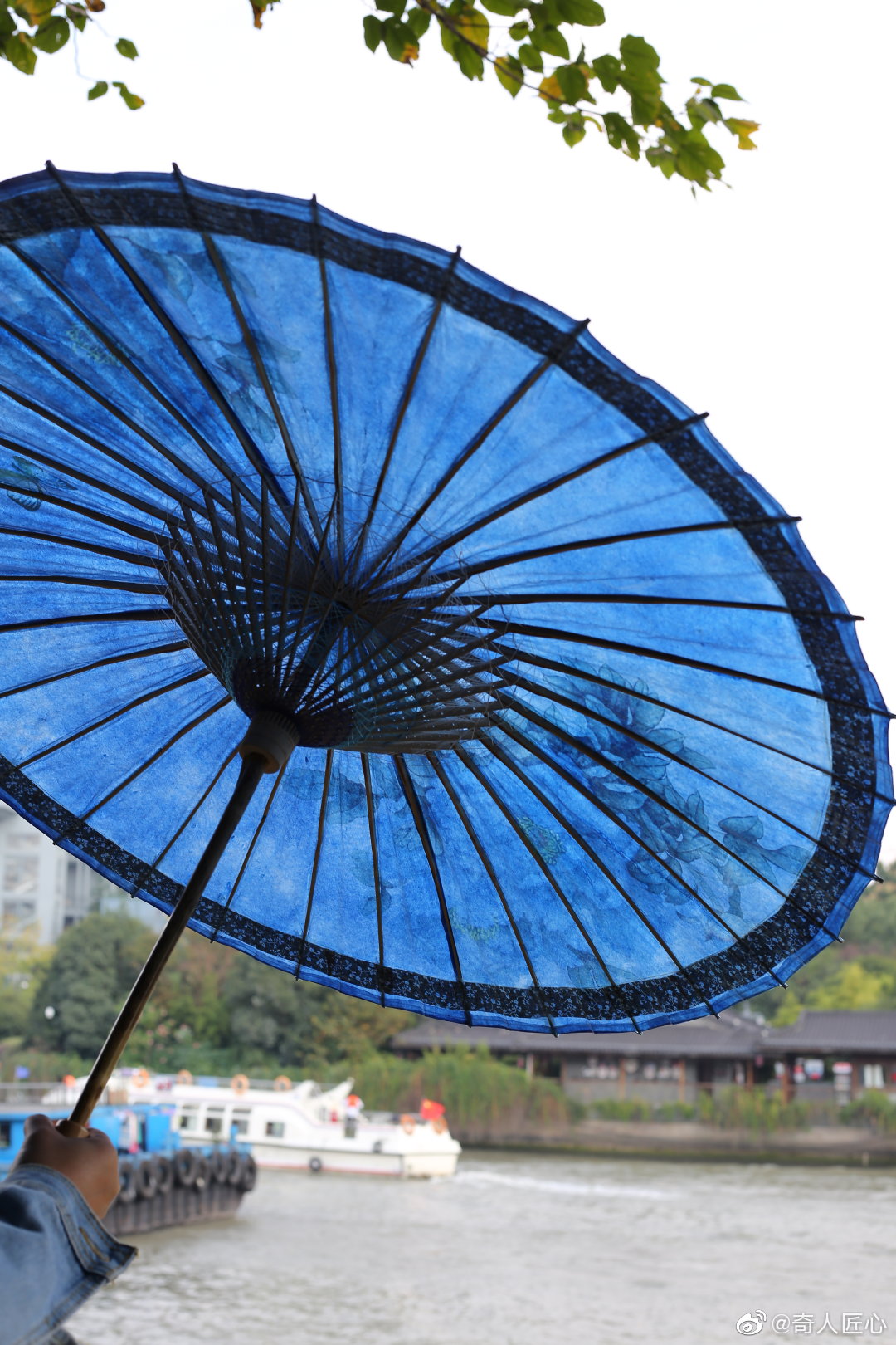 油纸伞是中国传统工艺品之一,是起源于中国的一种纸制或布制伞