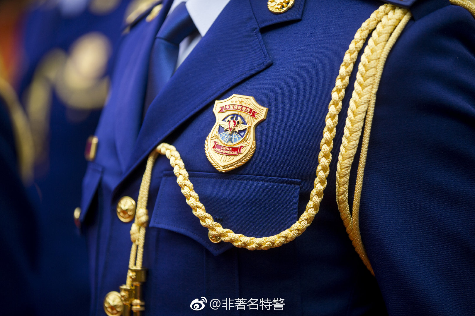 告别曾经的橄榄绿换上崭新的火焰蓝带上新肩章