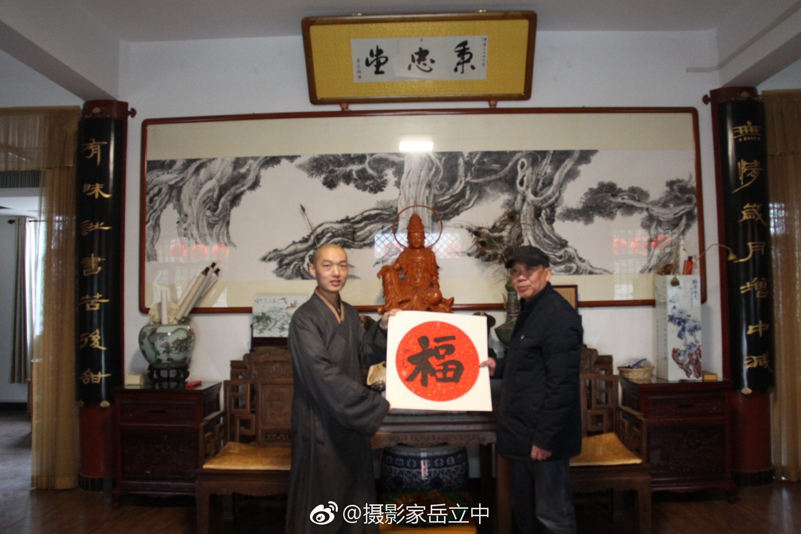 邢台书法家胡华为开元寺和玉泉寺分别赠送100个福字