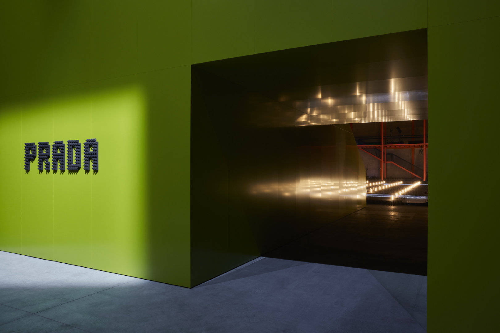 AMO 于建筑事务所 OMA 的作品—— Fondazione Prada 大楼的多功能表|楼厅|尖锥|秀场_新浪新闻