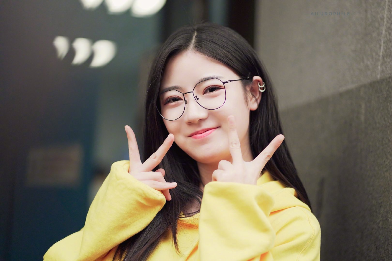 snh48李宇琪在节目里模仿蔡徐坤打篮球