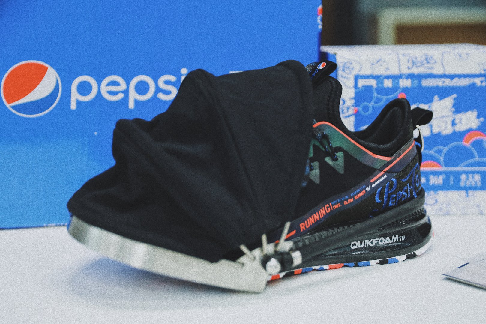 36102最近与百事可乐发布全新联名雨屏跑鞋系列