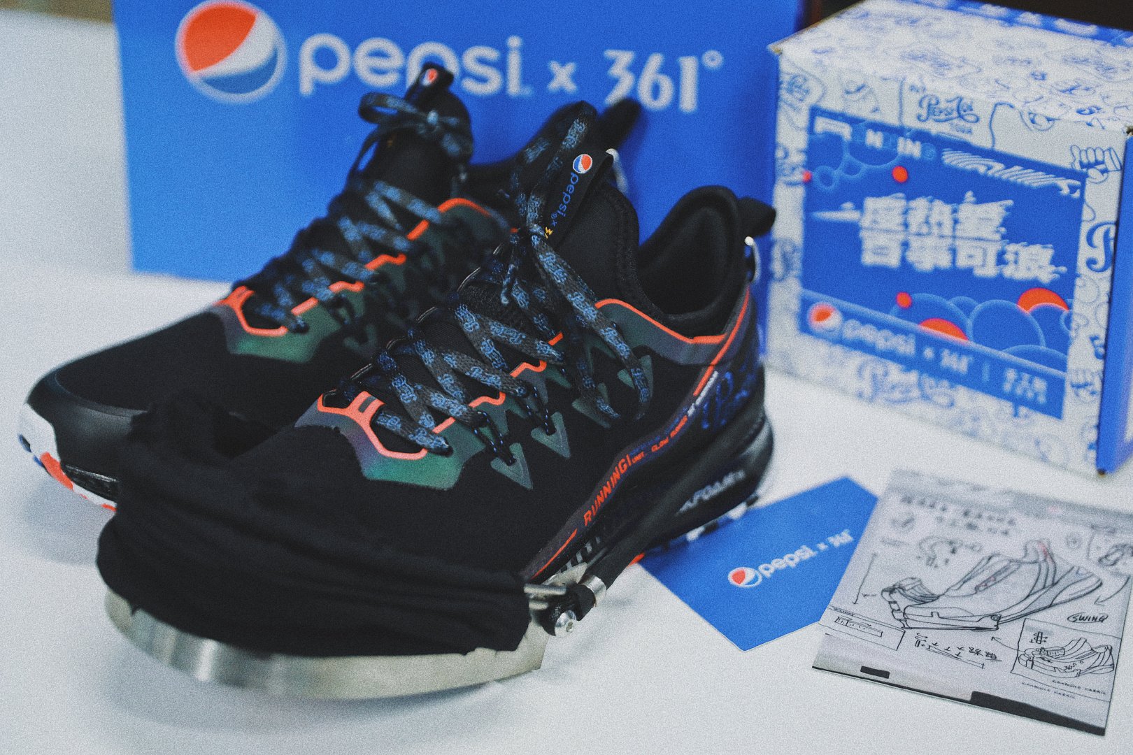 36102最近与百事可乐发布全新联名雨屏跑鞋系列