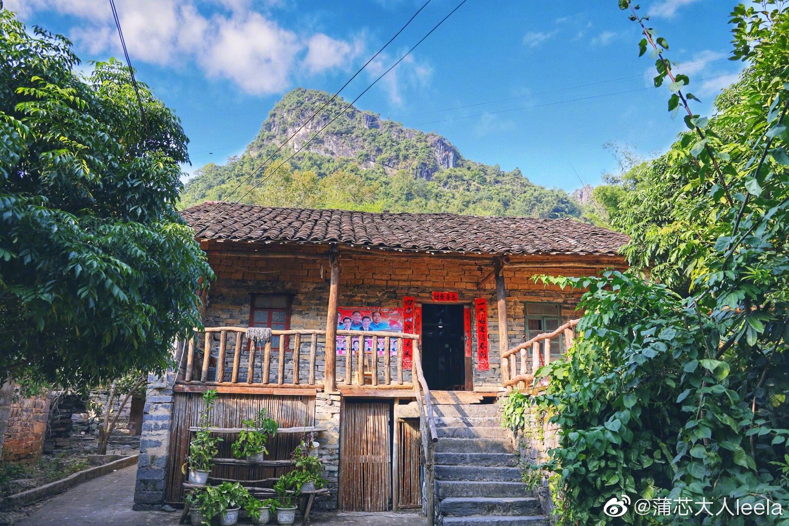 德天壮家古寨里有水果特产和银饰,有师傅现场打银器