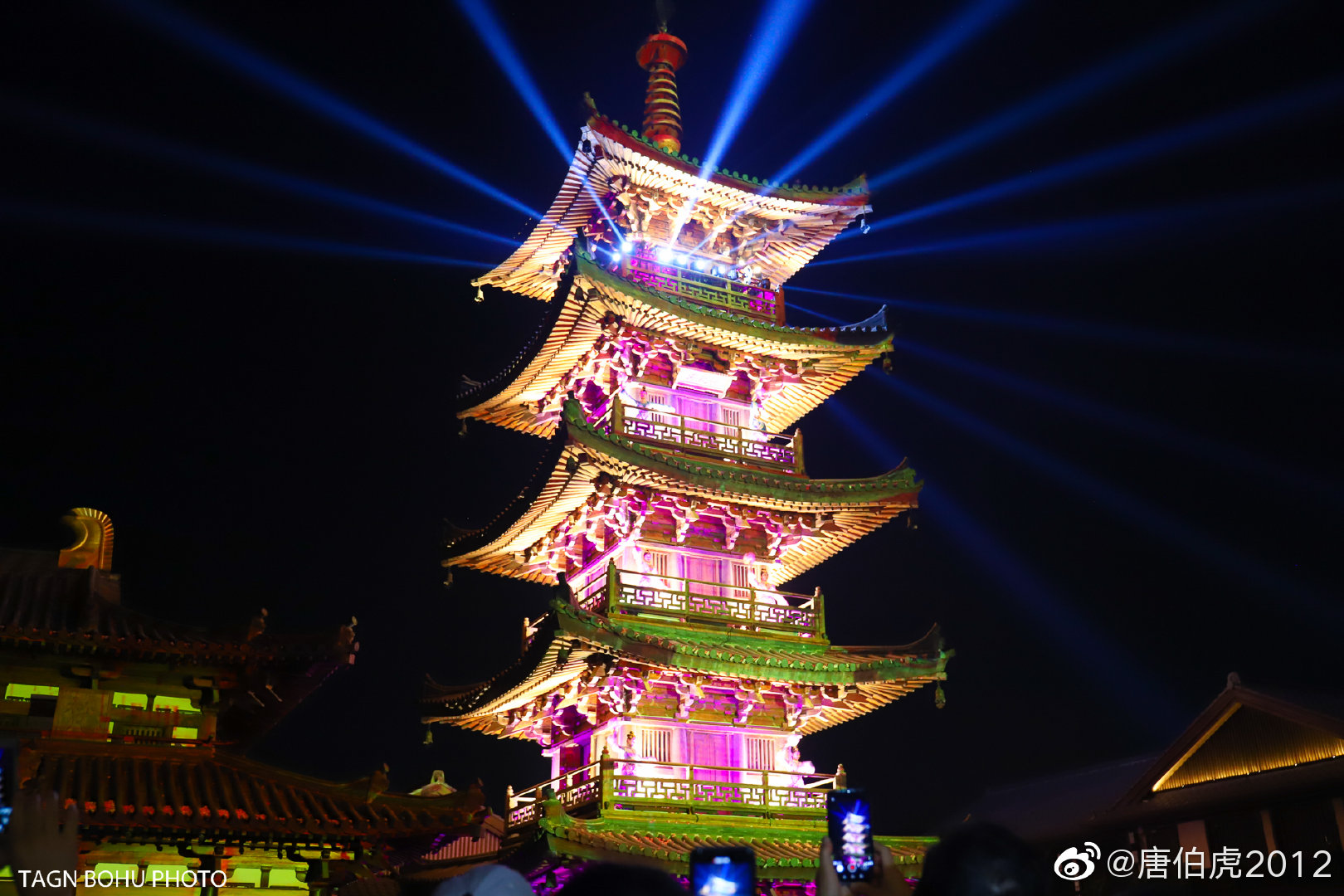 无锡的网红打卡地灵山小镇拈花湾,一到晚上这里人特别多