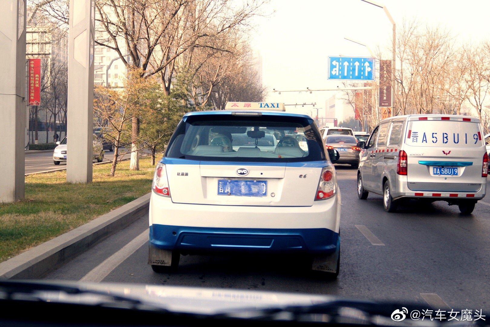 今儿太原的出租车师傅给我分享了一下比亚迪e6电动车的使用感受