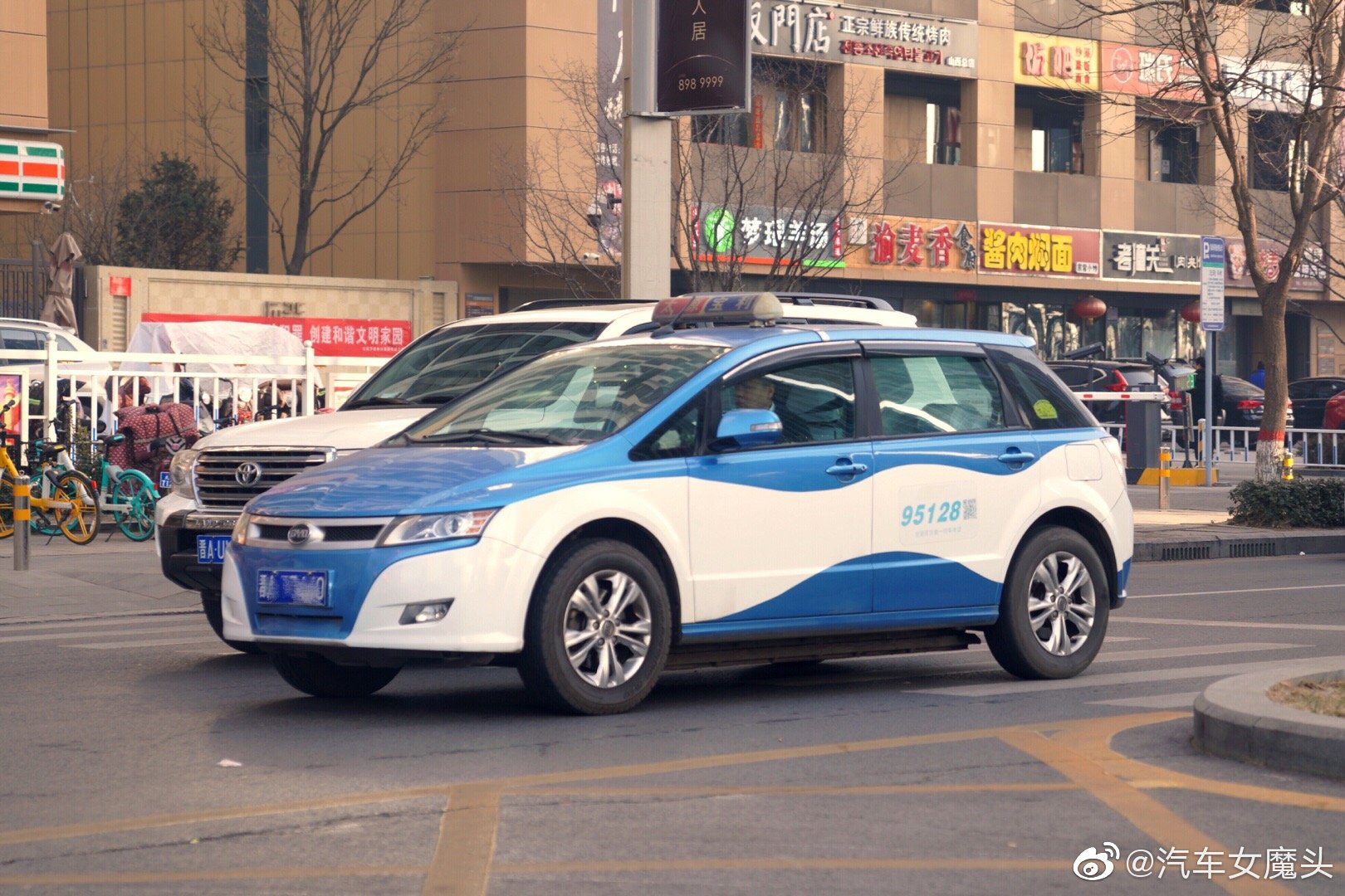 今儿太原的出租车师傅给我分享了一下比亚迪e6电动车的使用感受