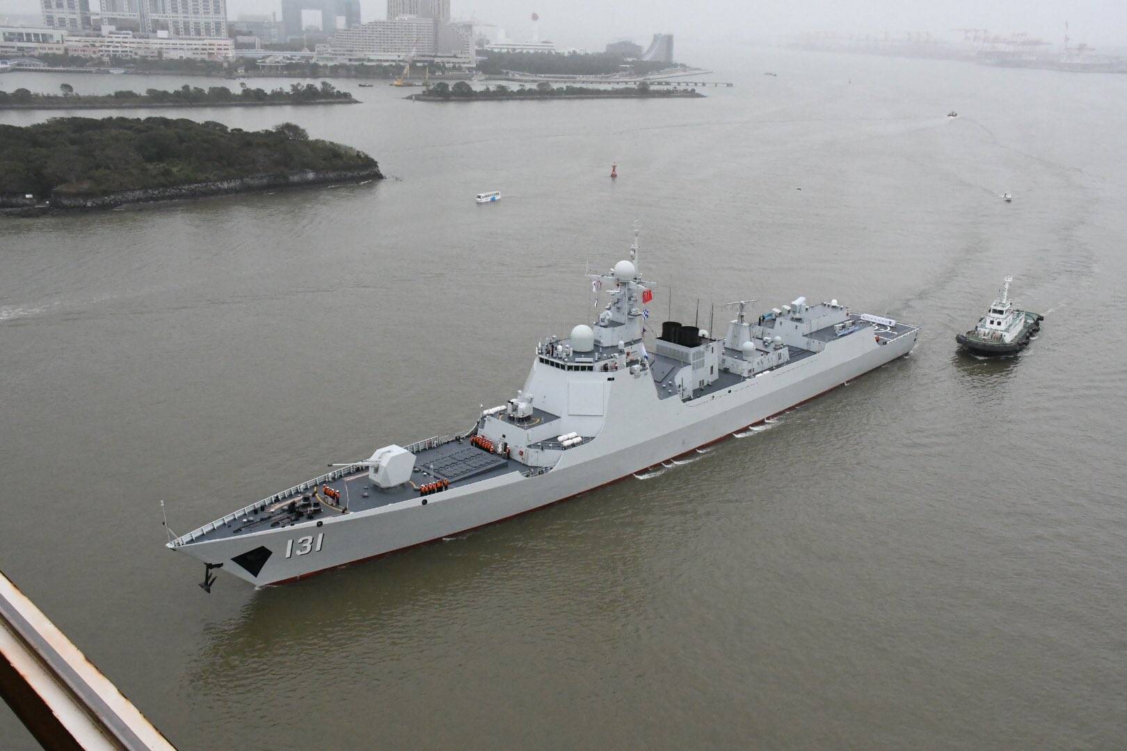 彩虹桥上俯视中国海军太原号导弹驱逐舰