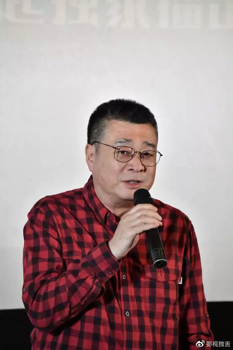 剧中,陈逸恒饰演华航老总樊耀初.