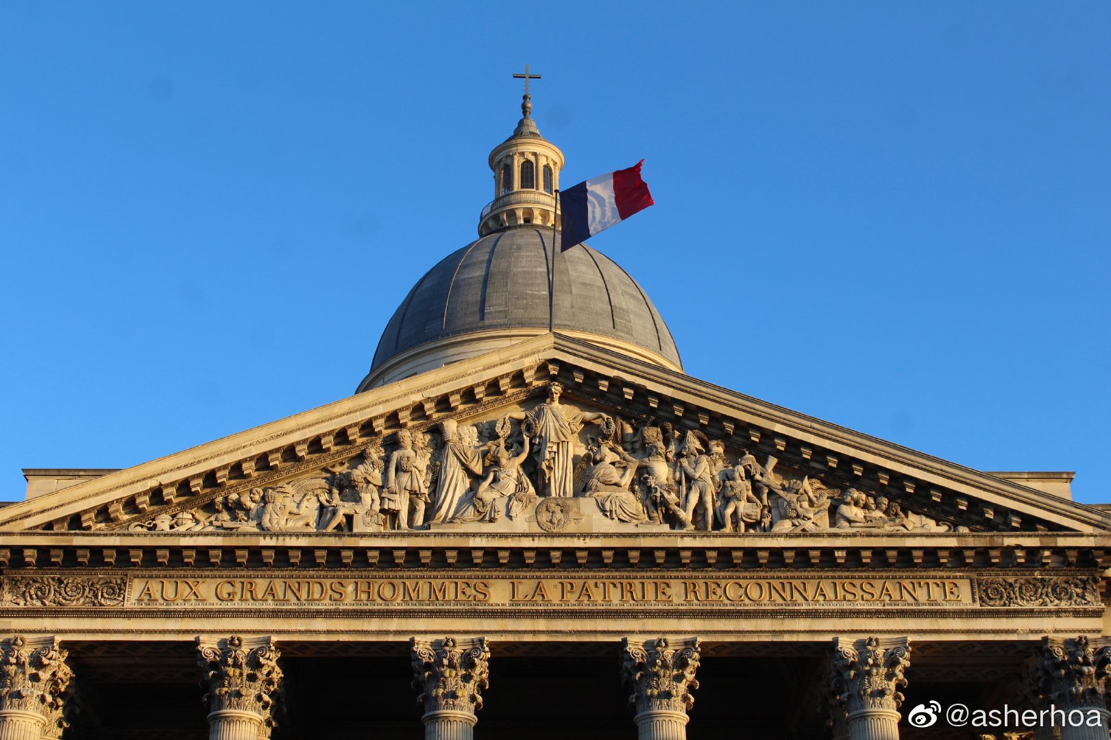 惊闻法国先贤祠居然被一群自称所谓黑背心的非法移民占领