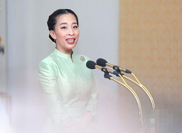 41岁帕公主一身糖果绿连衣裙,减龄不失高贵