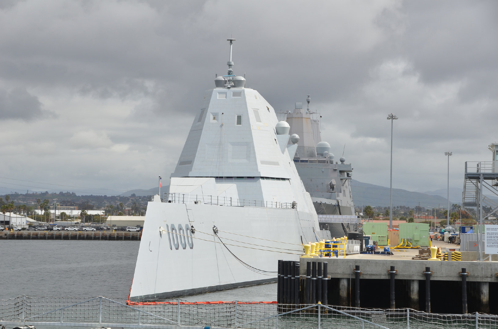 当地时间3月8日,美国海军"朱姆沃尔特"级导弹驱逐舰一号舰"朱姆沃尔特