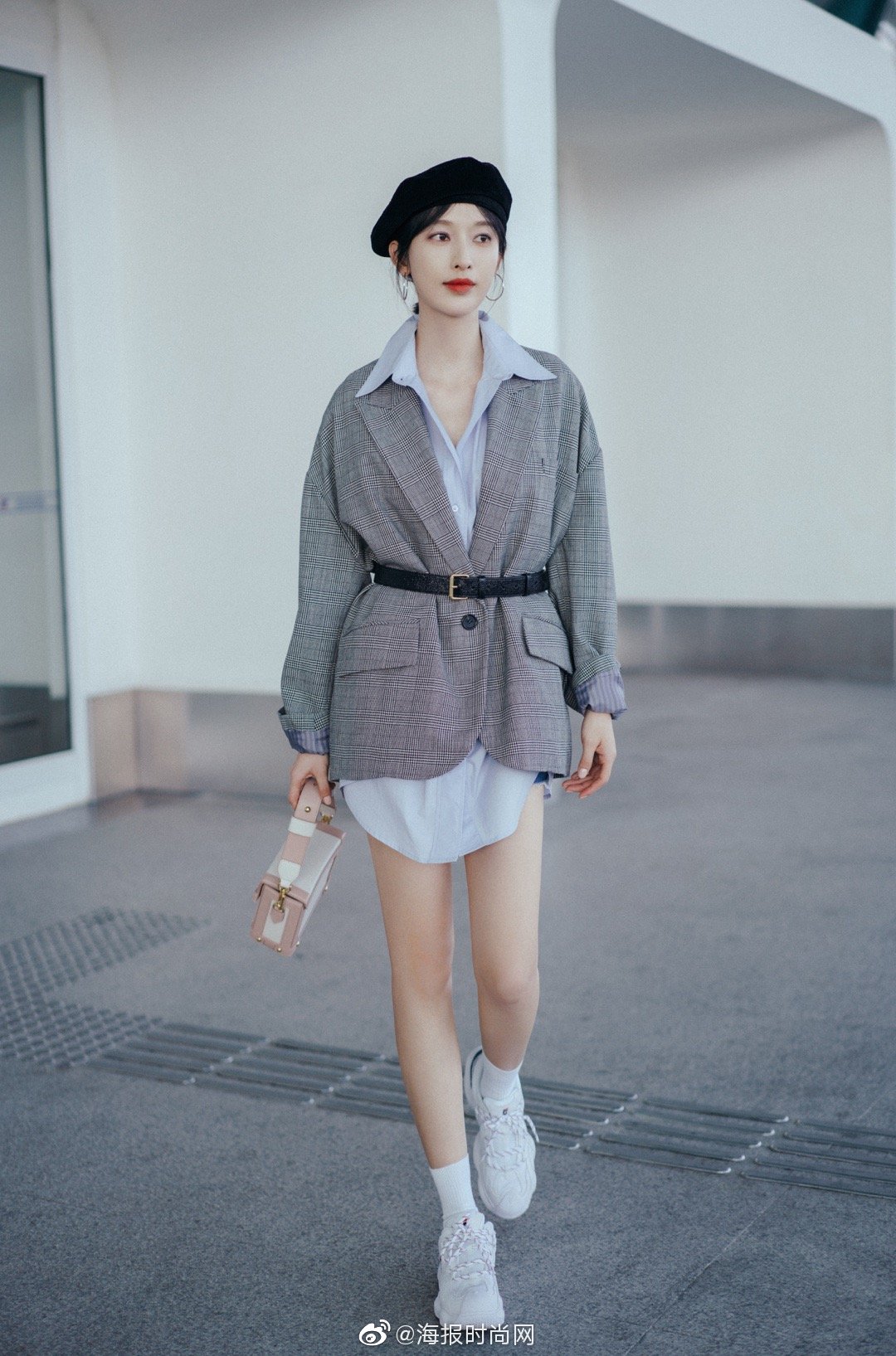 简单贝雷帽搭配廓形西装,手提zesh cubelet小号手提包点亮整套look