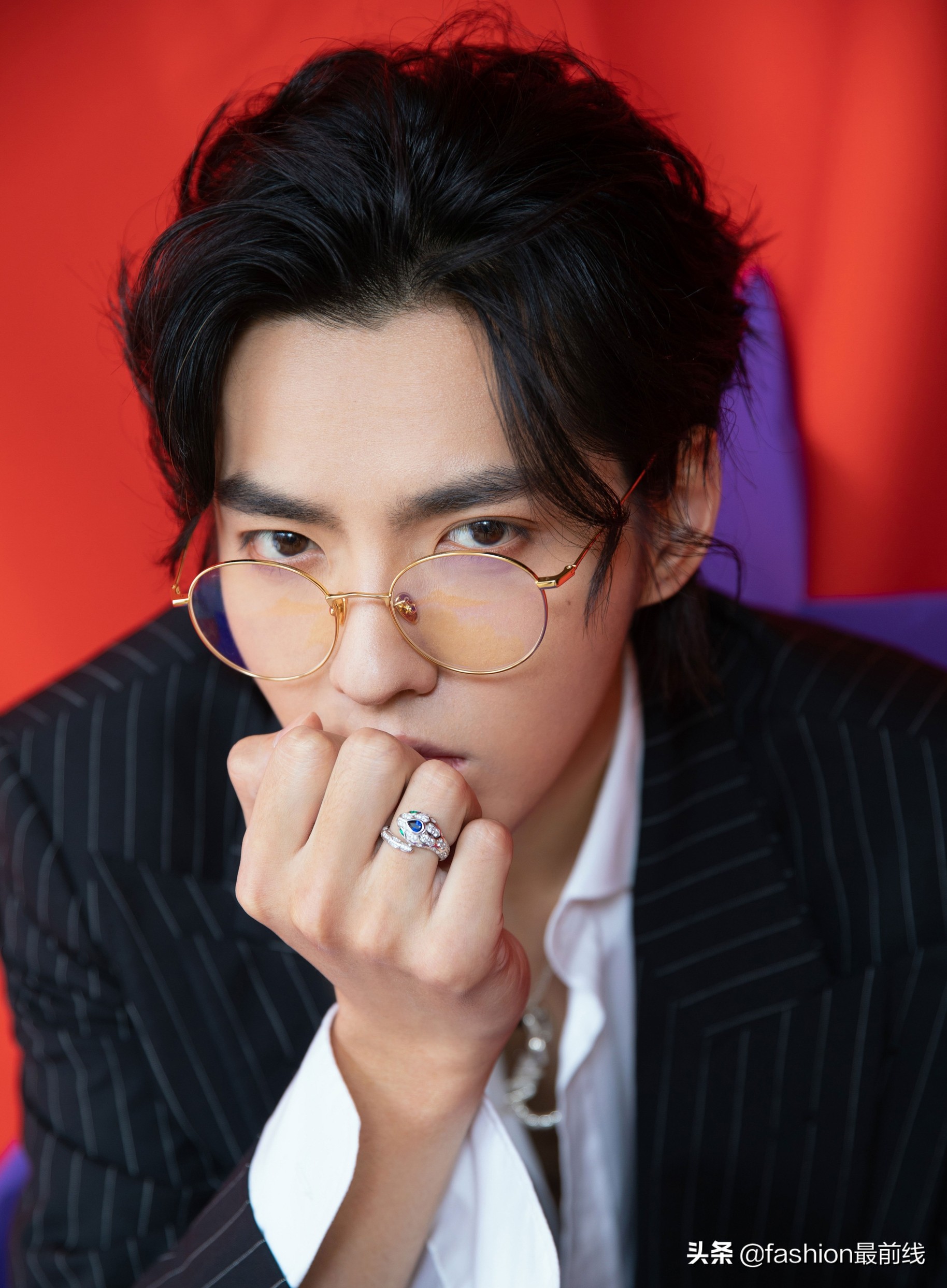 吴亦凡西装造型散发成熟魅力  化身贵公子总裁范