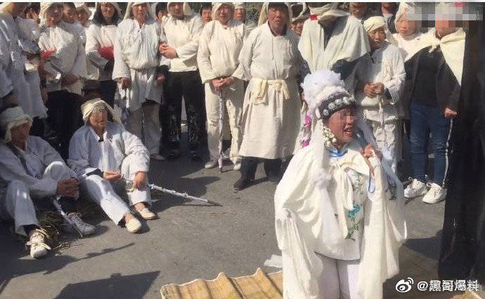 女子在丧礼上哭得悲痛,磕200多次头,却不是死者亲属|母亲|女子|死者_新浪新闻