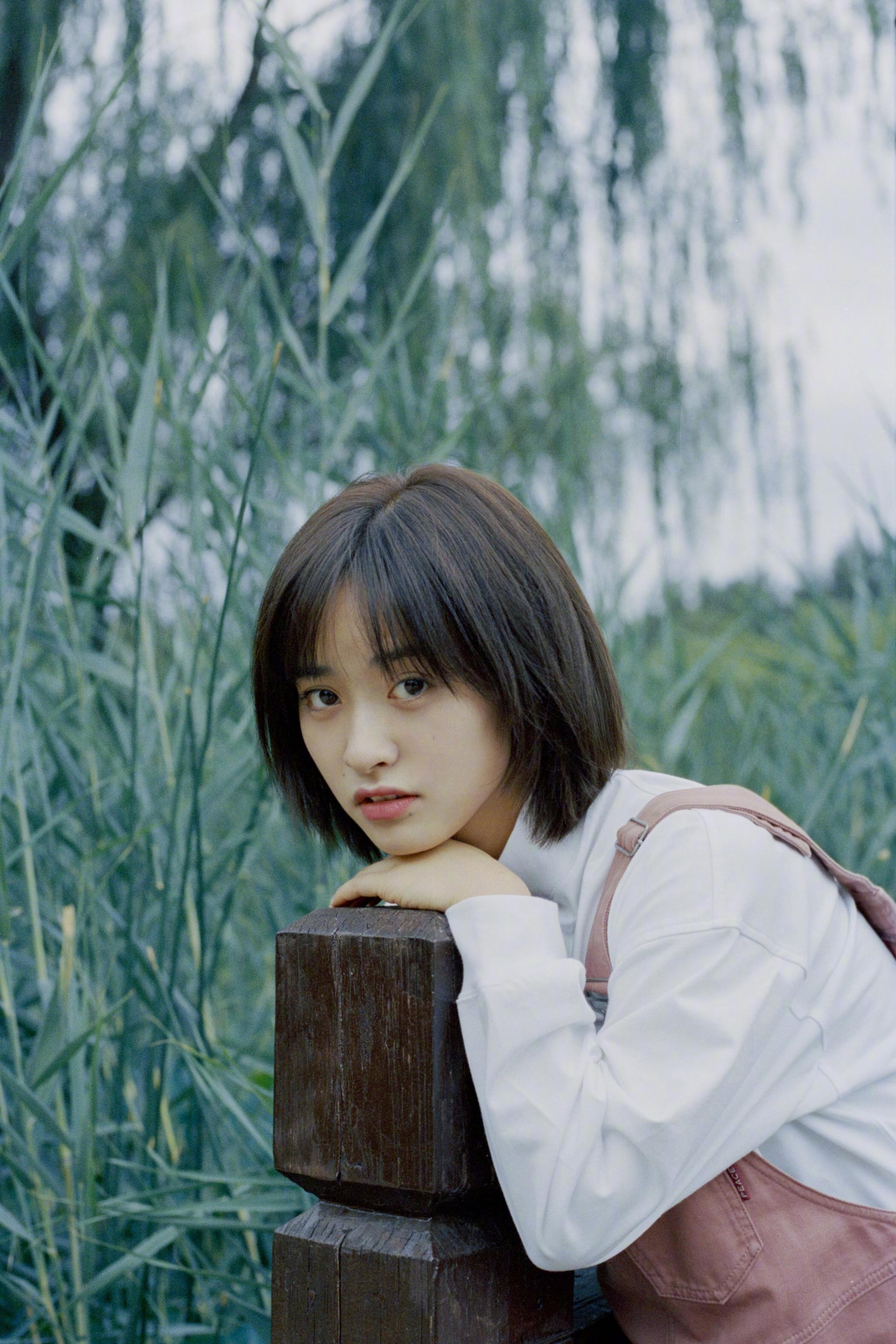 沈月| 夏日清甜写真按耐不住好奇心的少女用放大镜探索大