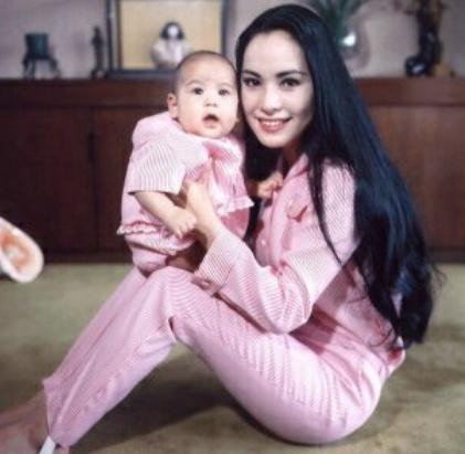 七保子生于1940年,是土生土长的日本人,父亲是地