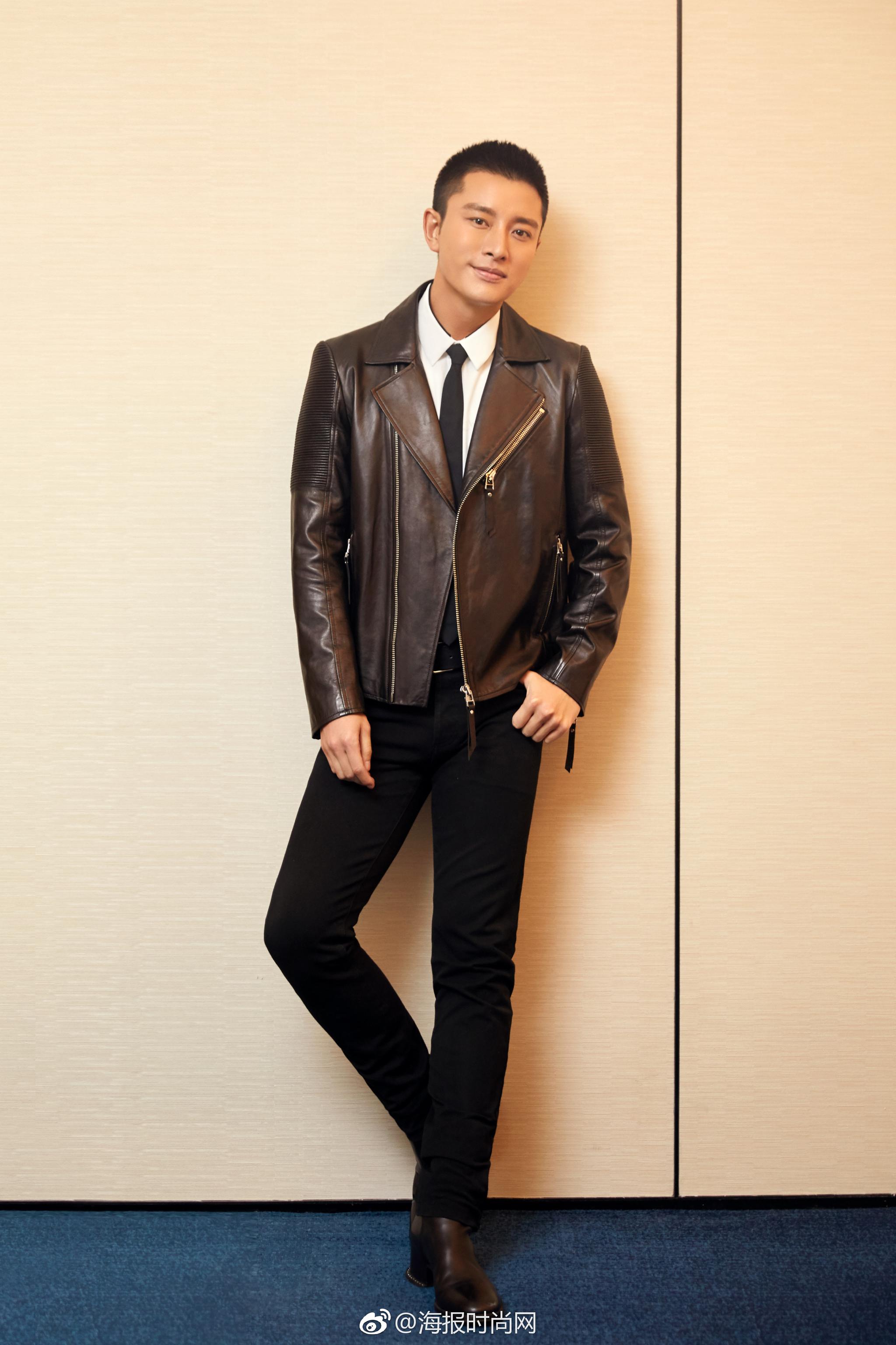 身穿黑色夹克配白衬衣亮相浙江卫视跨年晚会