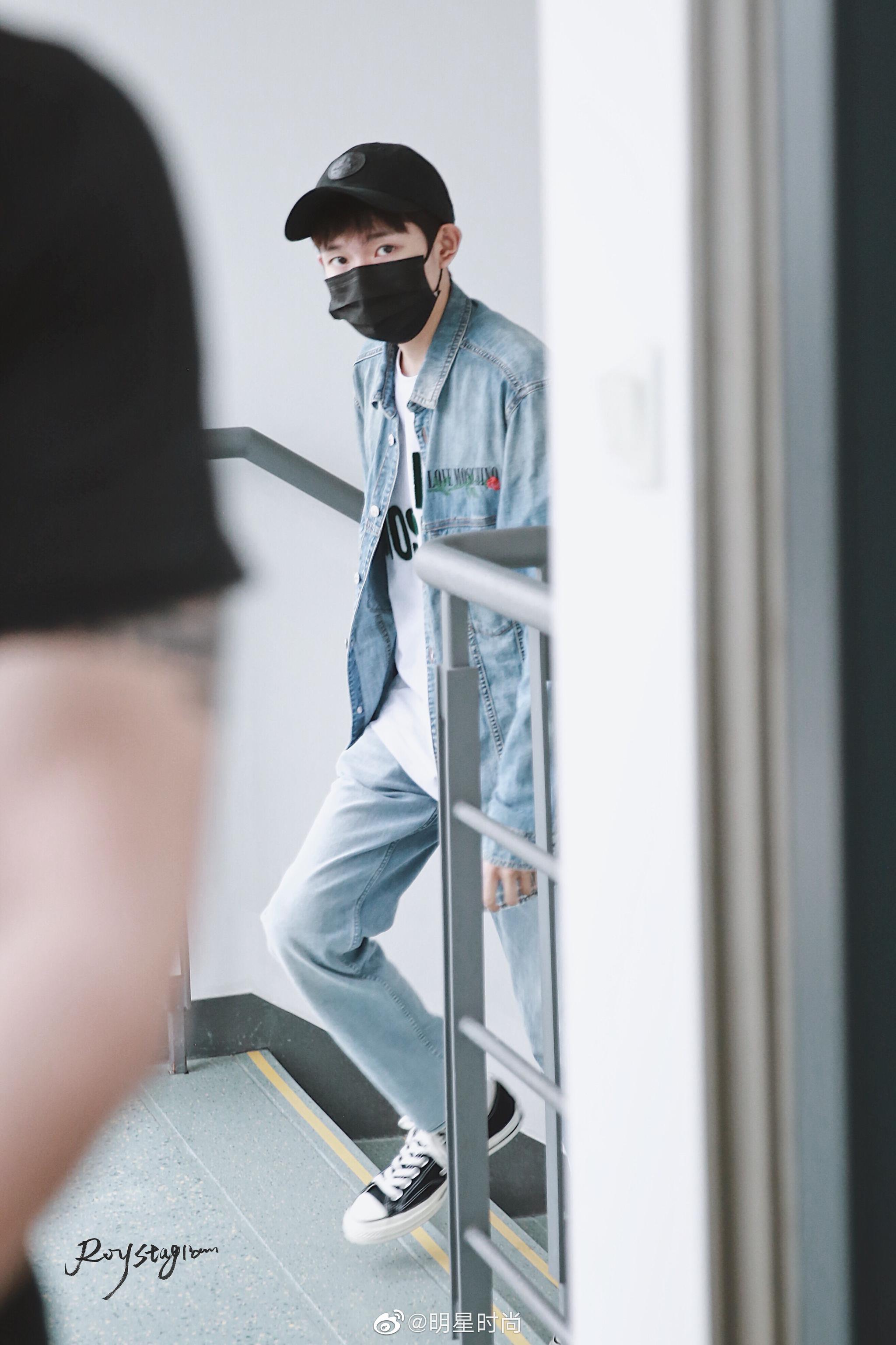 4月24日,王源现身上海机场,他身着牛仔套装内搭白色t恤,清新帅气