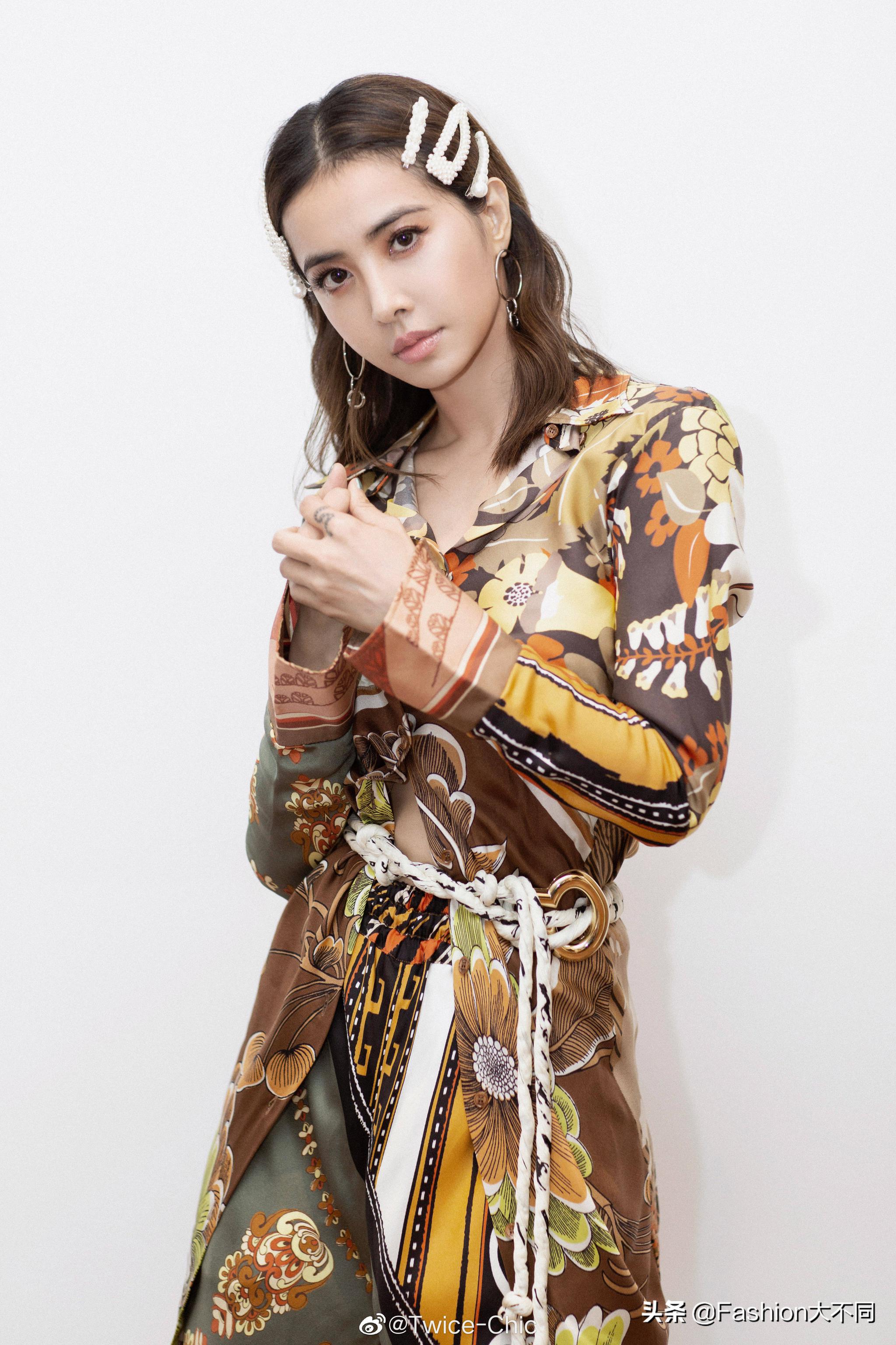 蔡依林造型时尚大胆,印花长裙配复古发型,妖娆性感若隐若现!