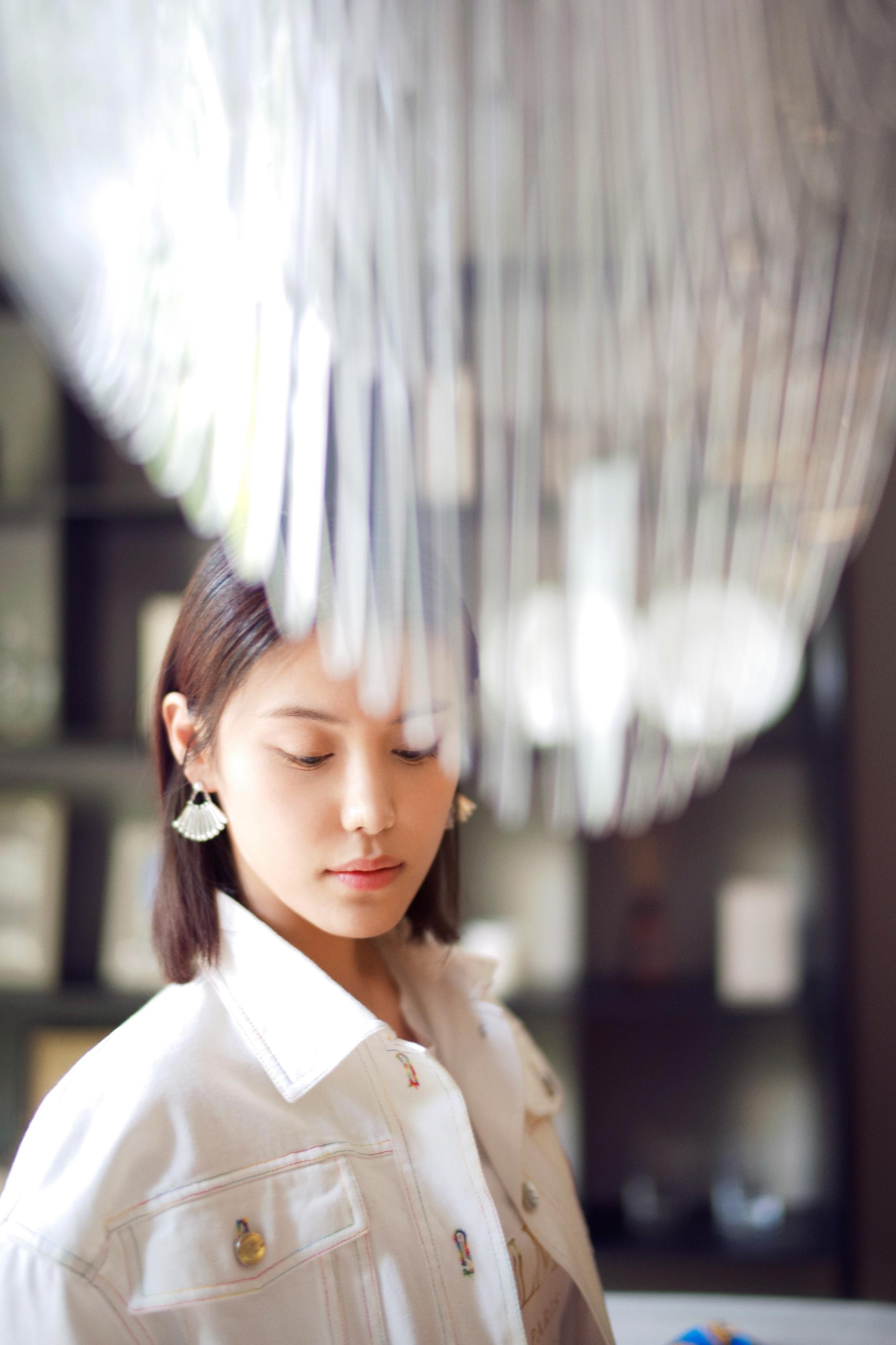 "居家小能手"韩丹彤曝家居写真 简约知性秒变"文艺学姐"