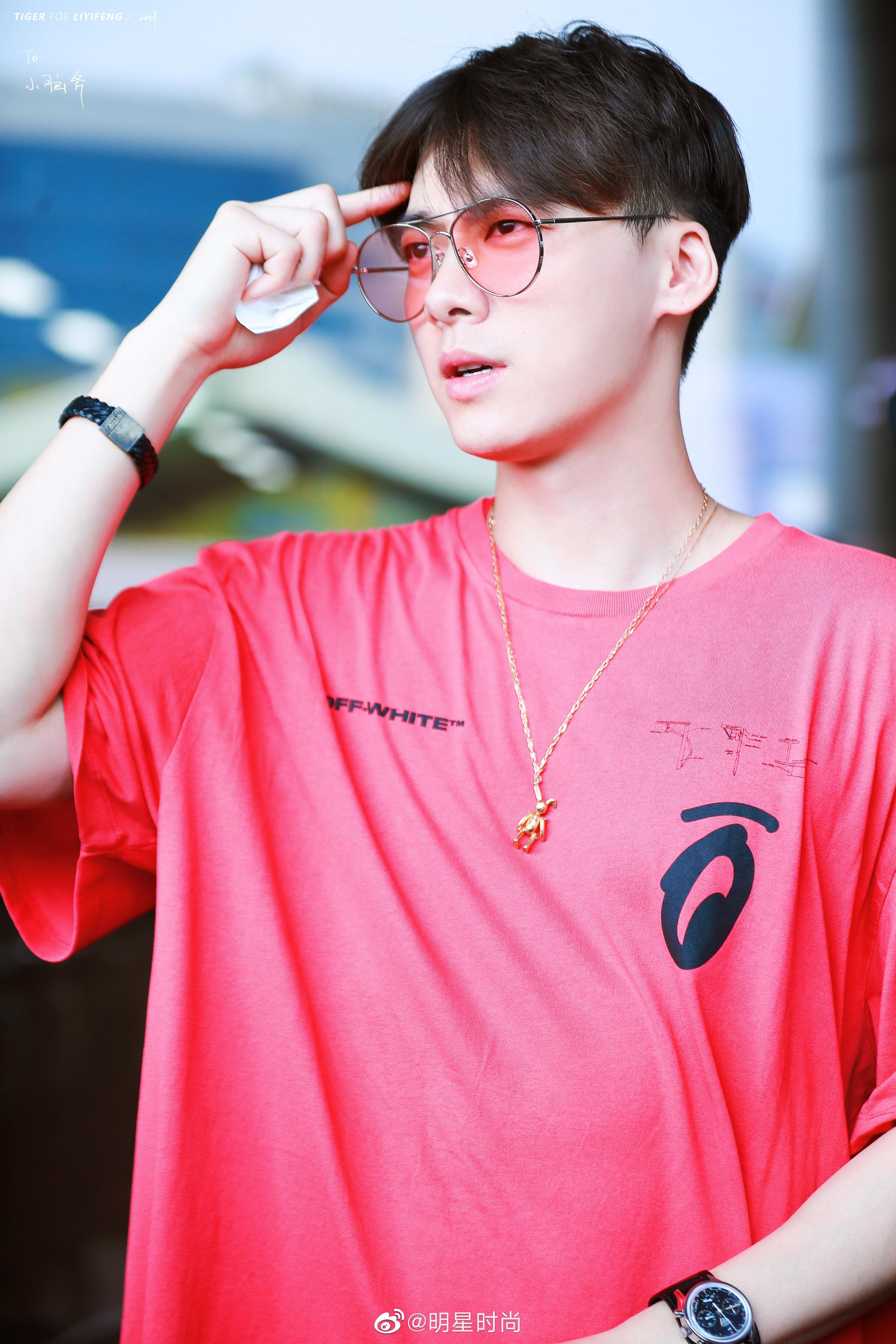 8月4日,李易峰现身北京机场