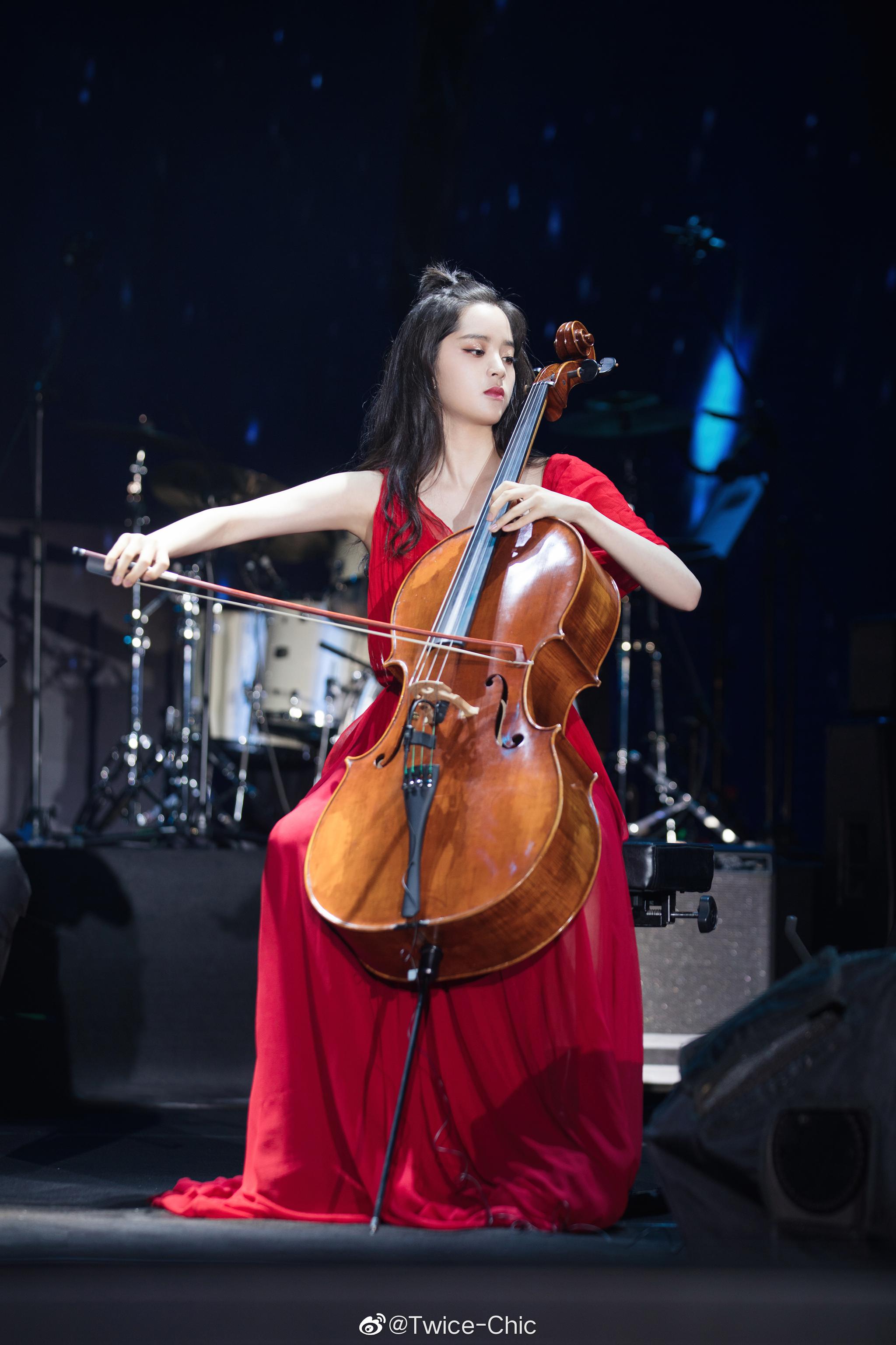 欧阳娜娜音乐会南京场造型 | 优雅黑色礼服,率性格纹衬衫裙