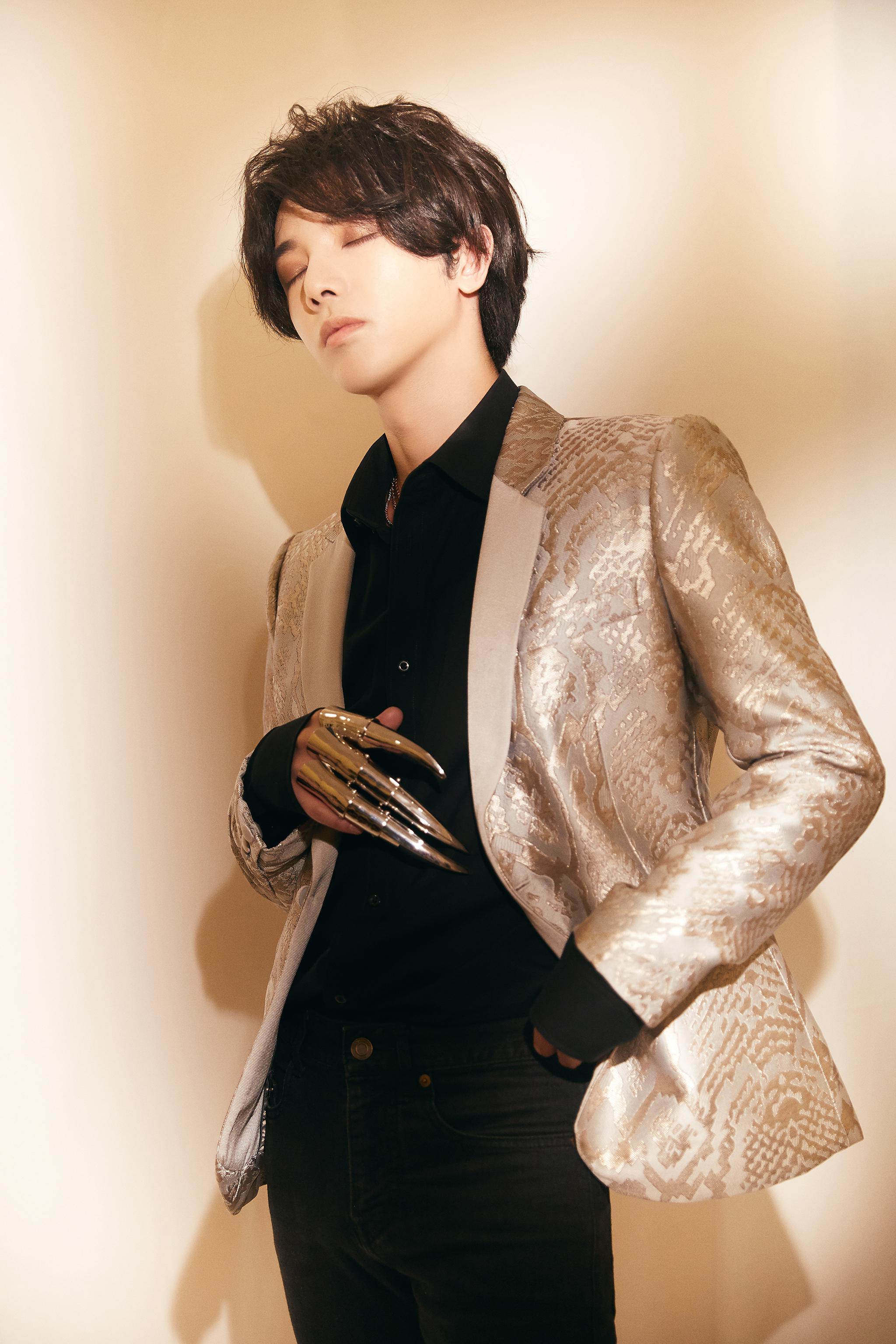 华晨宇这身银白刺绣西装外套 金属手套,绅士又酷帅
