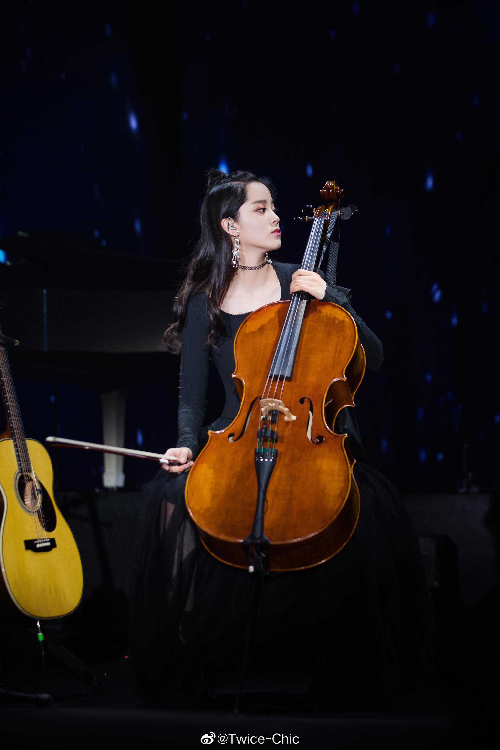 欧阳娜娜音乐会南京场造型 | 优雅黑色礼服,率性格纹衬衫裙|欧阳娜娜|