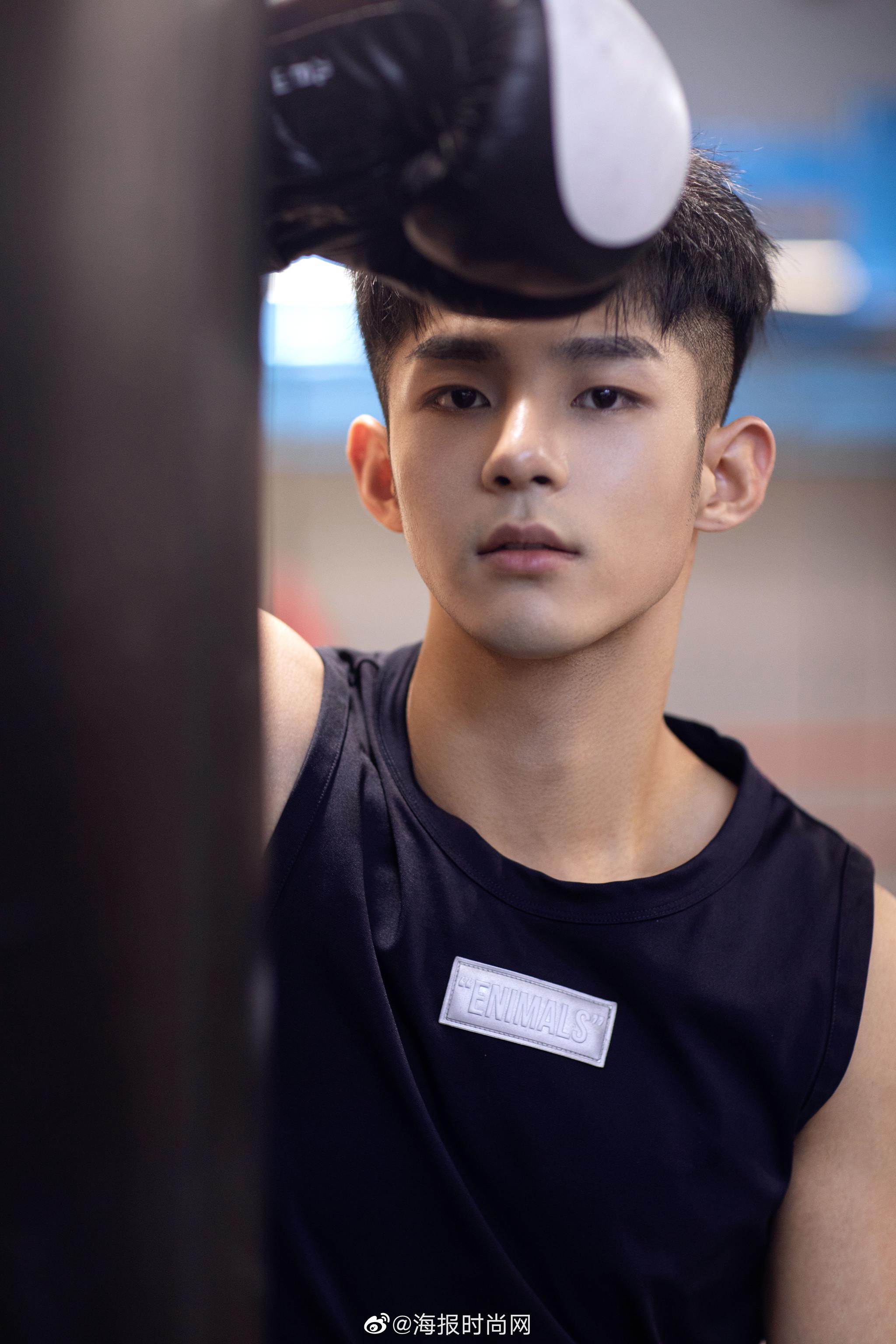 潘宥诚 眼神清冽,桀骜不驯,少年感十足