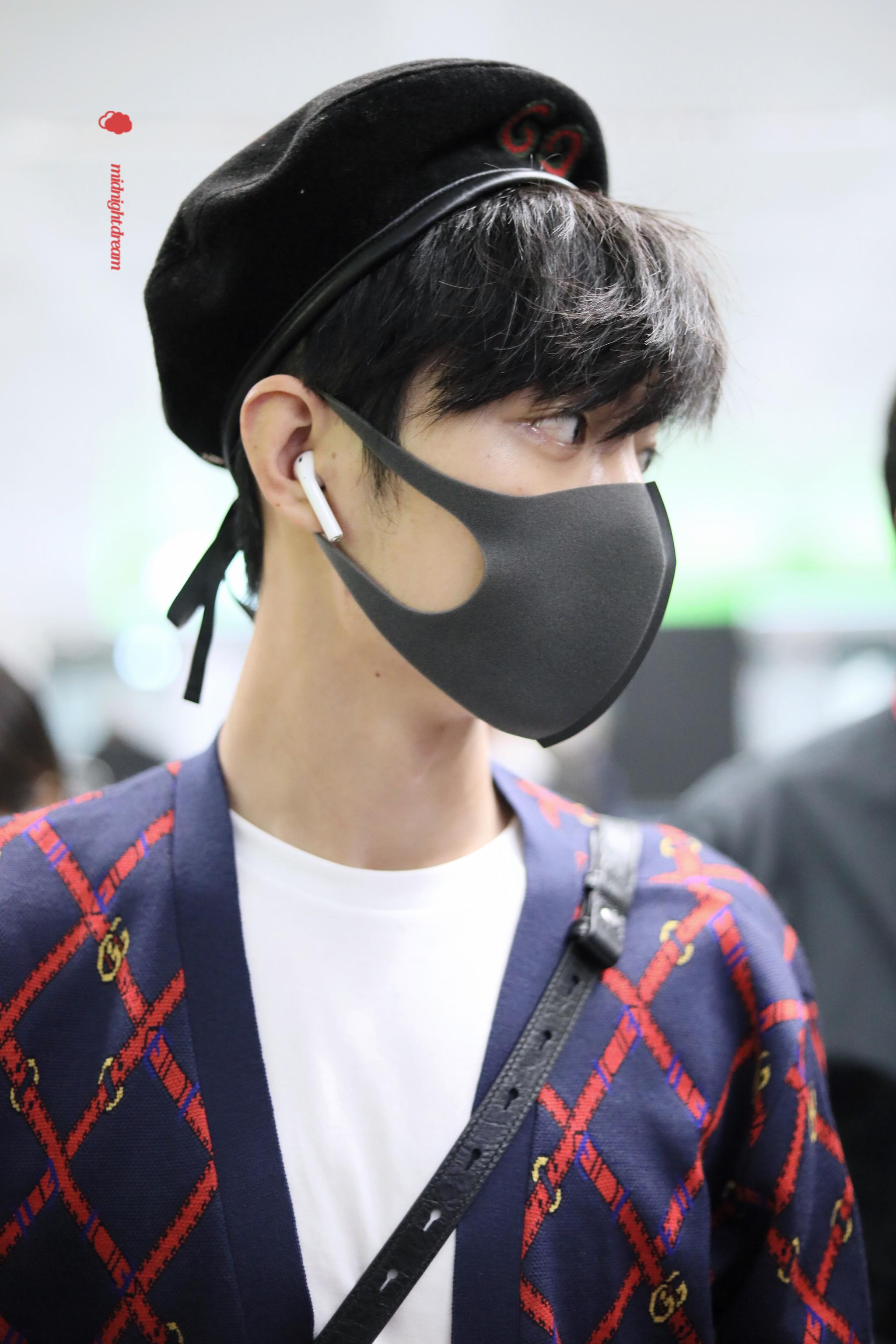 肖战米兰机场到达蓝红条纹针织衫 贝雷帽 黑色挎包小赞的机场换装秀