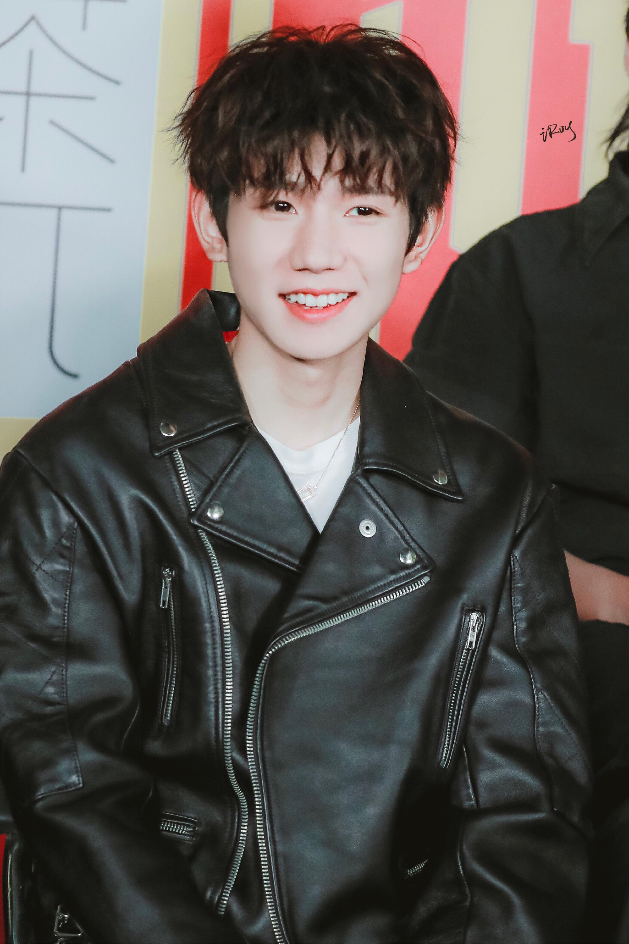 超酷的机车皮衣源,帅你一脸的同时还有点甜@tfboys-王源