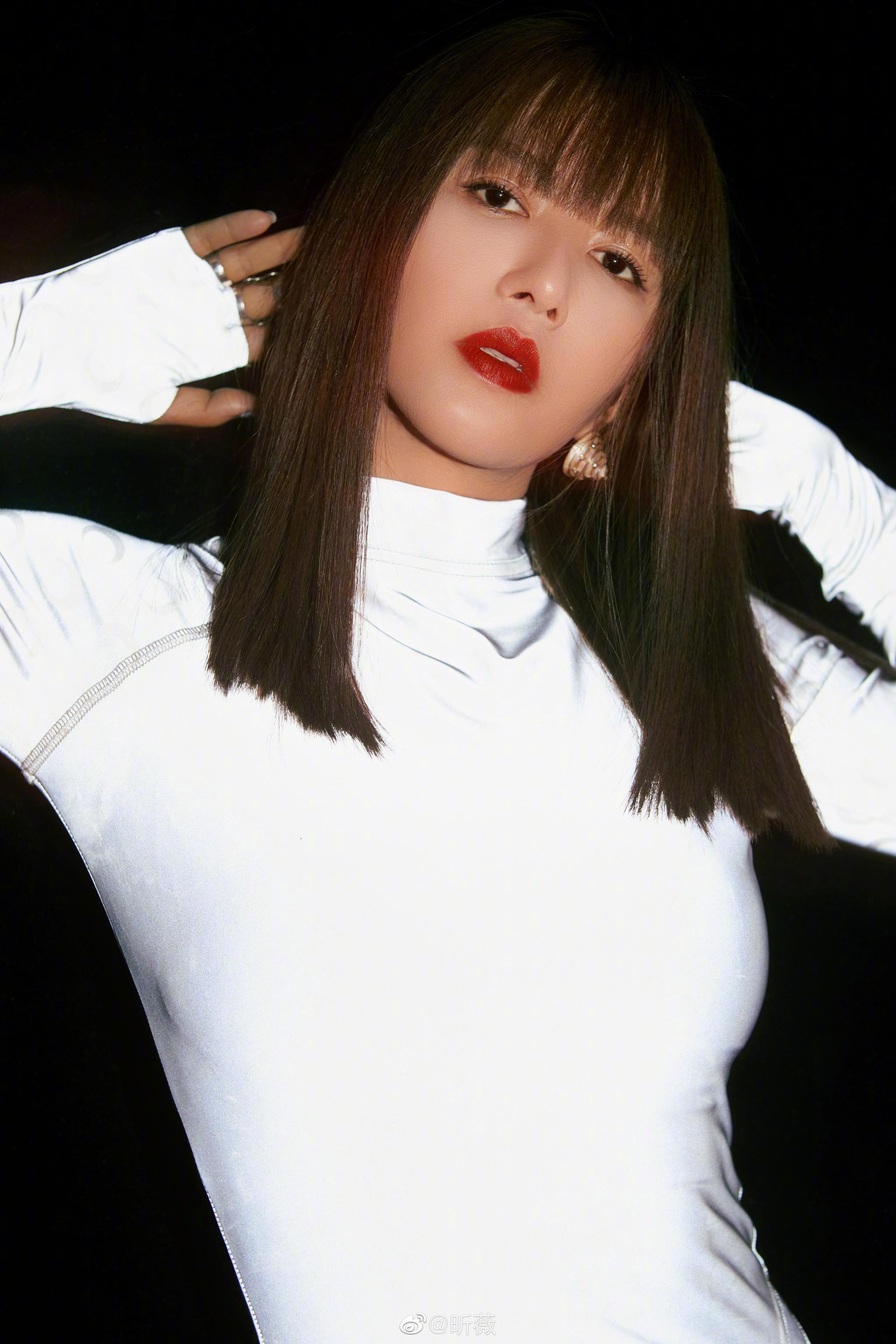 谭维维 这组照片很朦胧美了,夜光白裙,迷离梦幻,你觉得如何