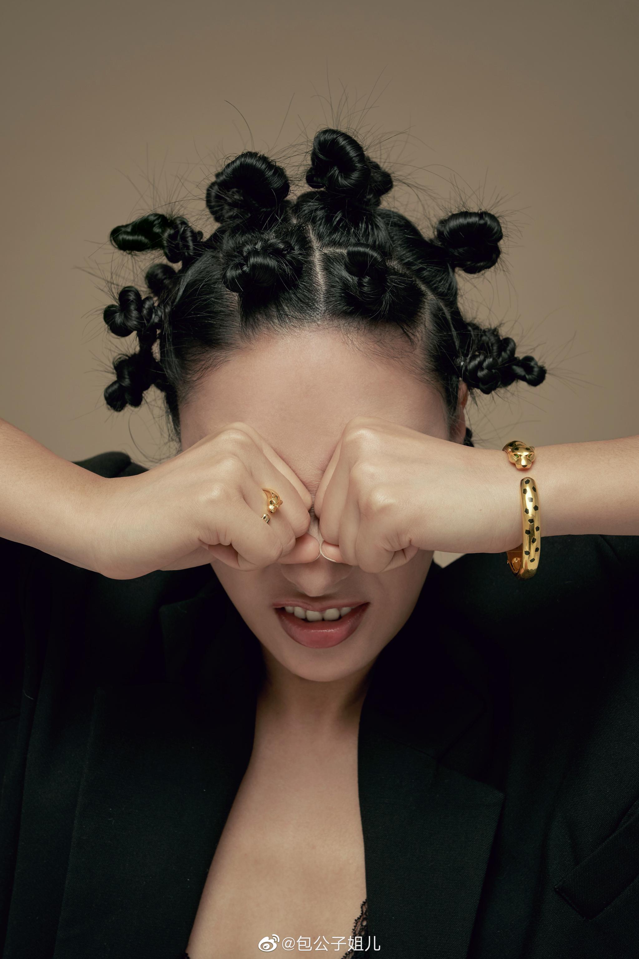 尝试了一个新的造型带着一丝叛逆的古怪对比昨天的蒙头罩的那组你