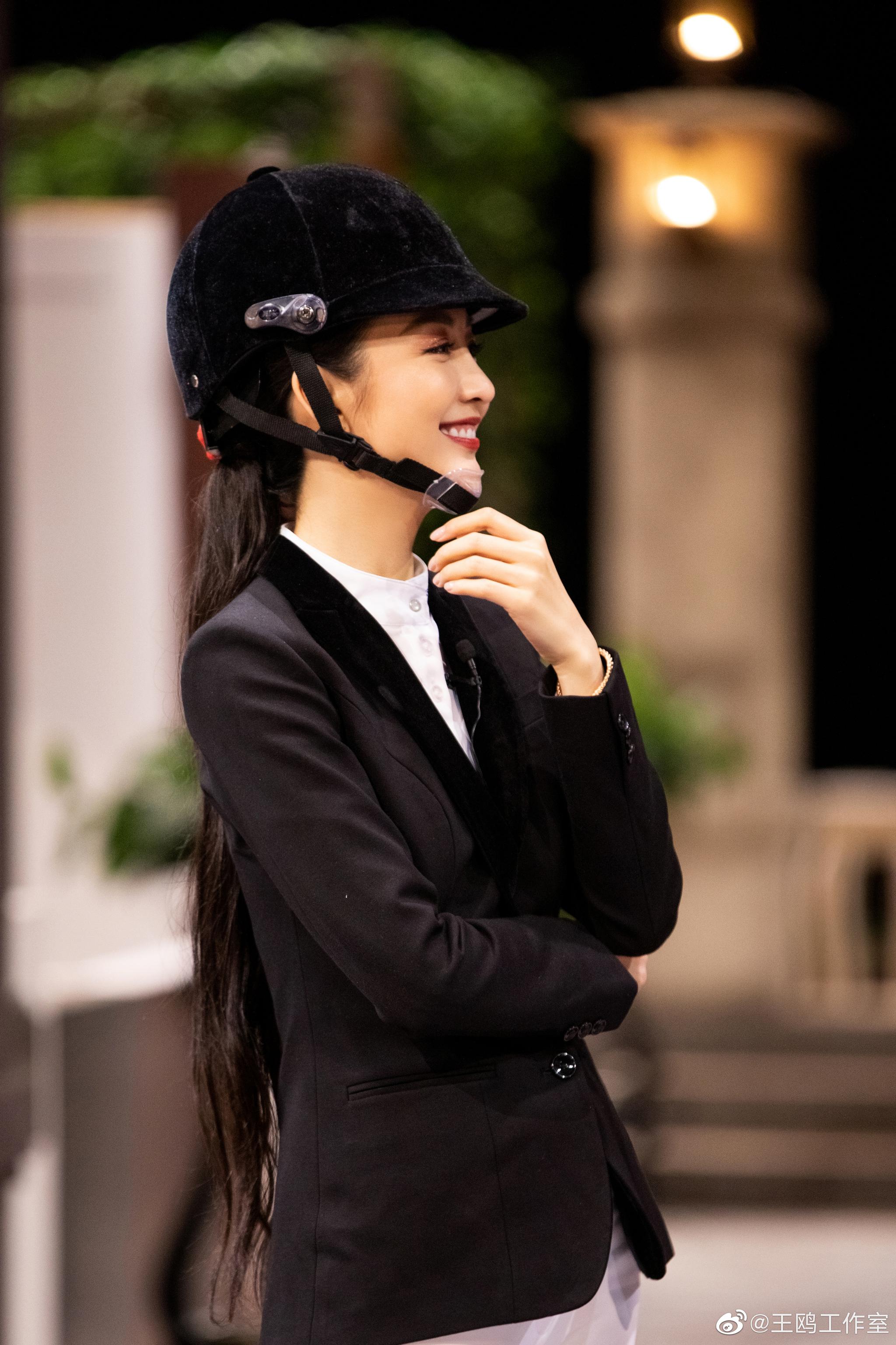 精明干练鸥探长，一袭黑色骑士装，英姿飒爽破奇案