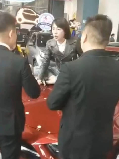 研究生美女买奔驰漏油大闹4S 贷款买的奔驰